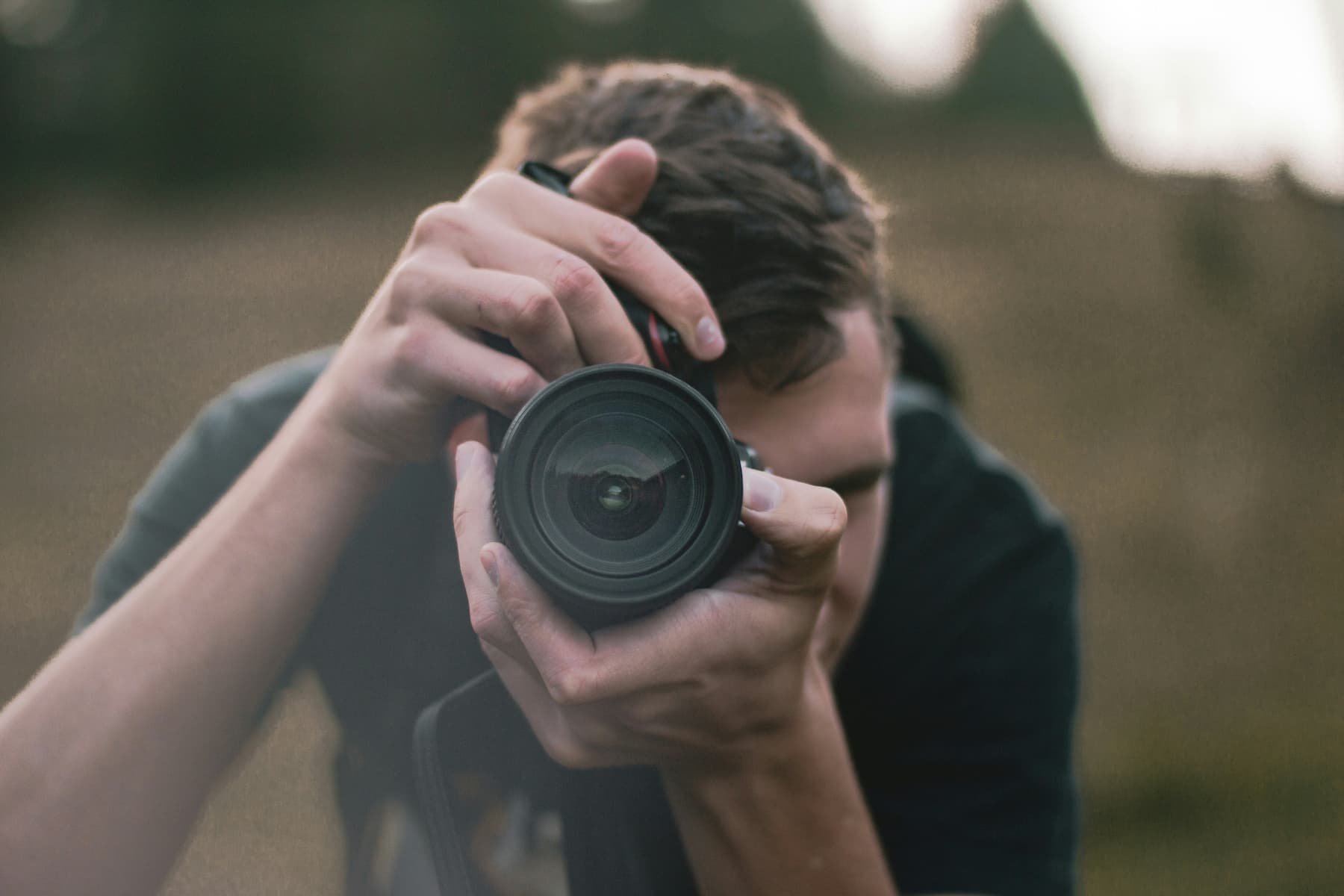 Un homme photographe
