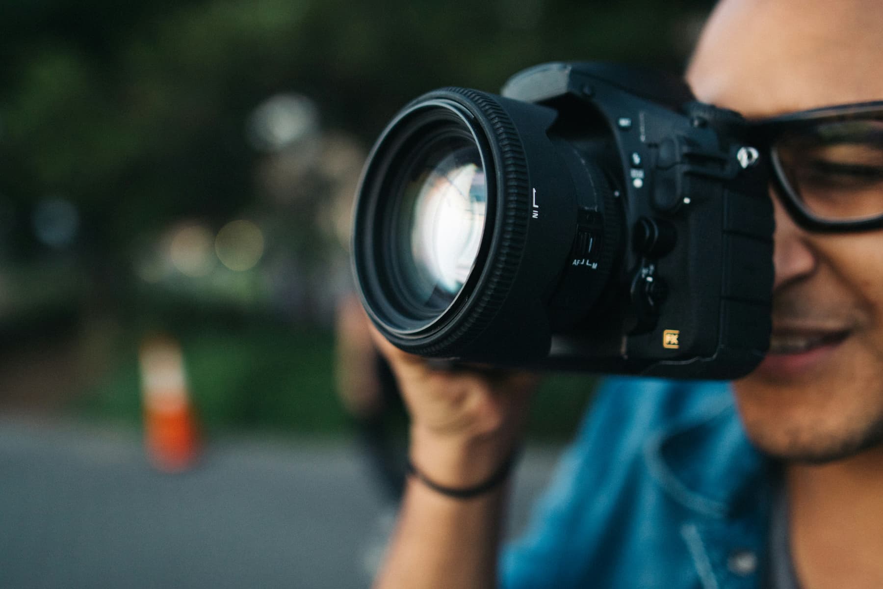 Un photographe derrière son objectif