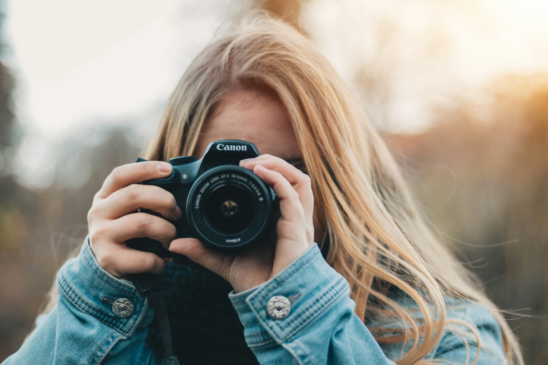 Une femme blonde photographe