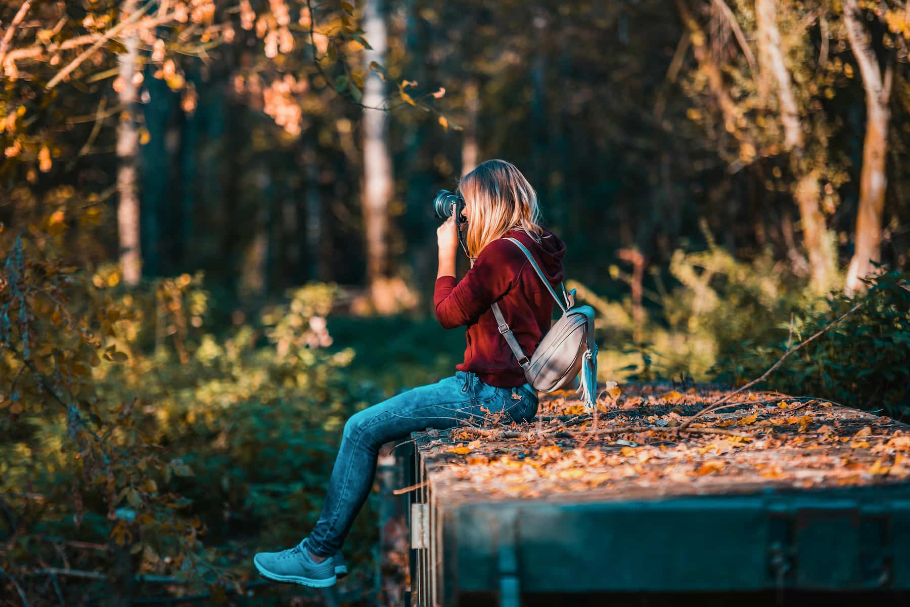 Femme photographe dans la nature