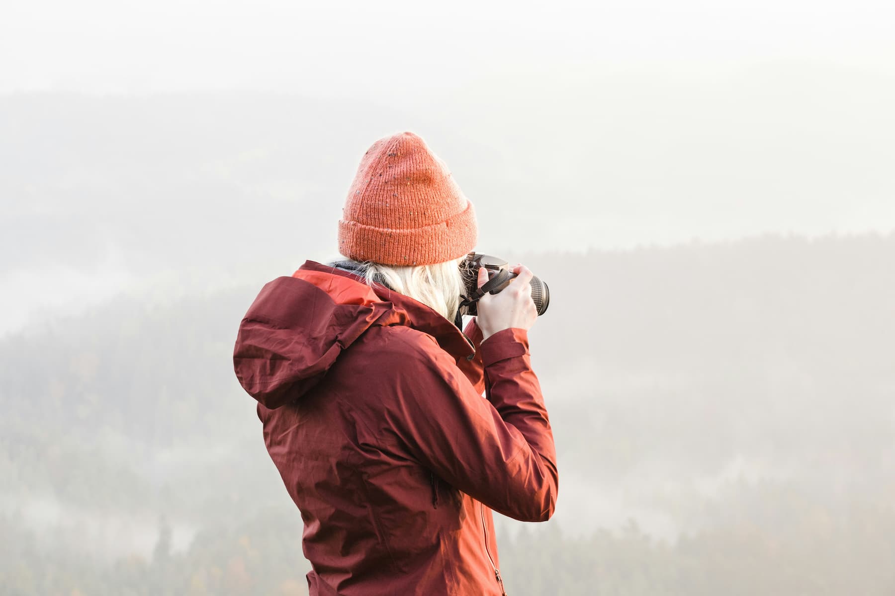 Femme photographe en action