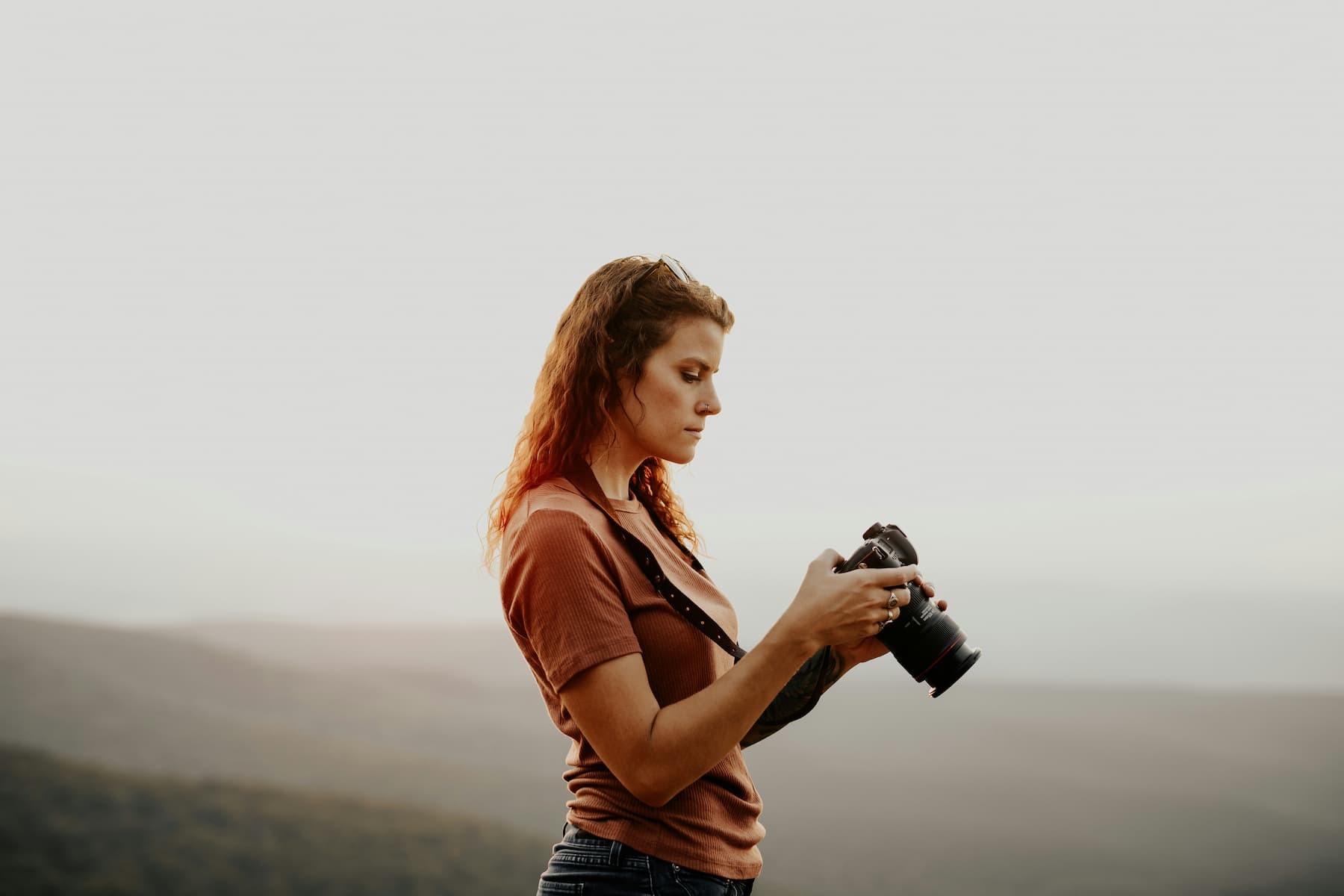 Photographe regardant les photos dans son appareil photo