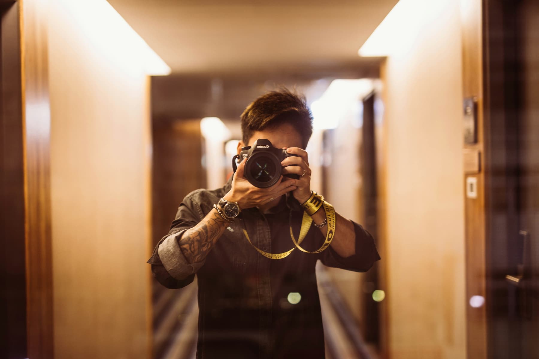 Photographe dans un couloir d'hôtel
