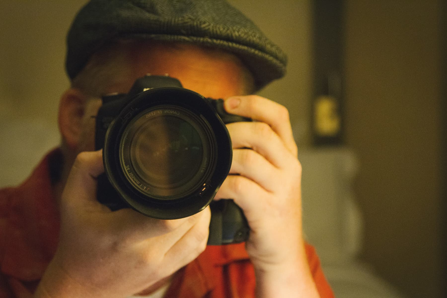 Photographe dans une chambre d'hôtel