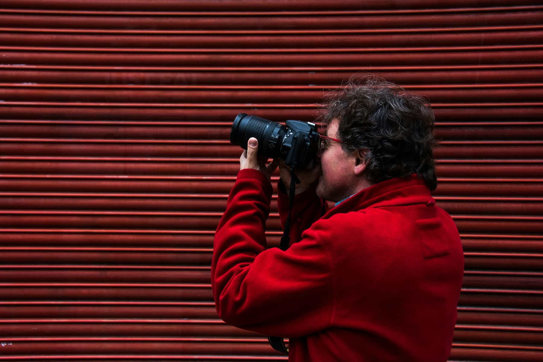 Femme photographe en plein air