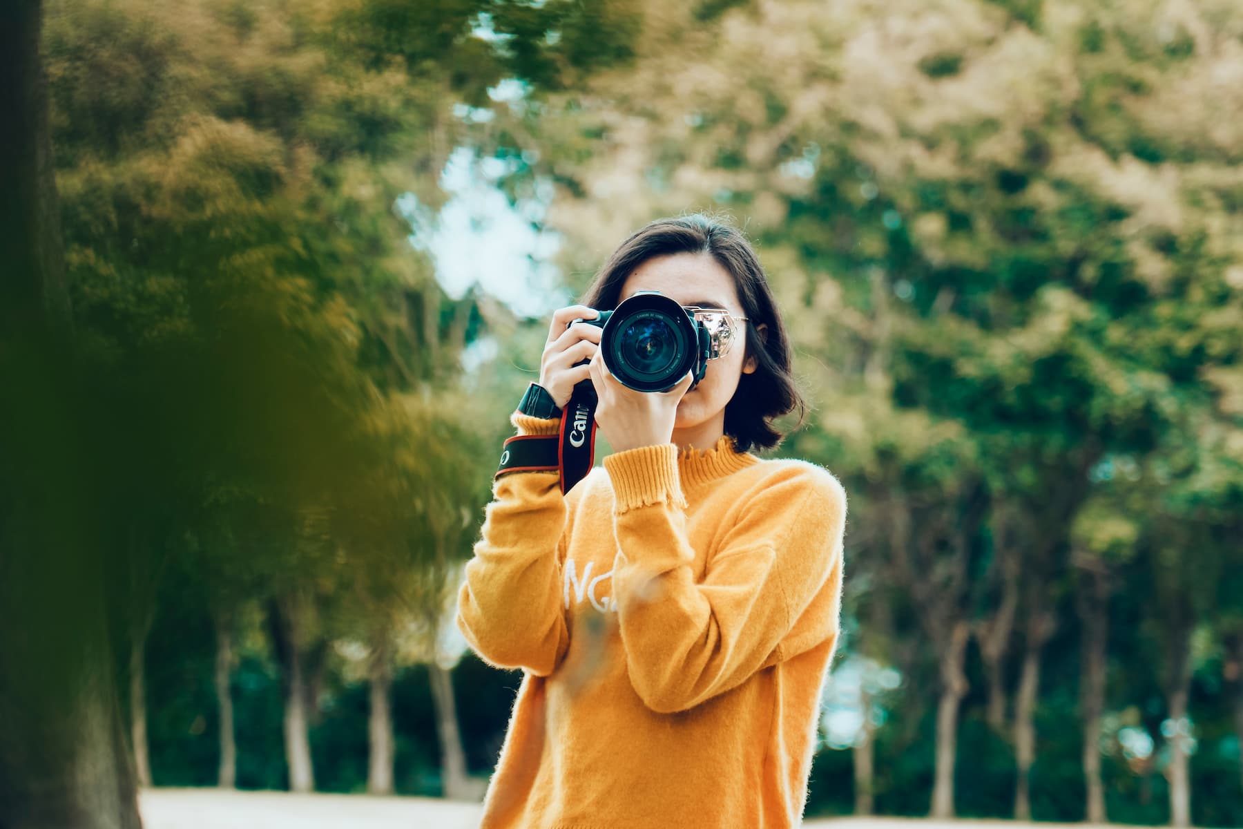 Femme photographe professionnelle en action