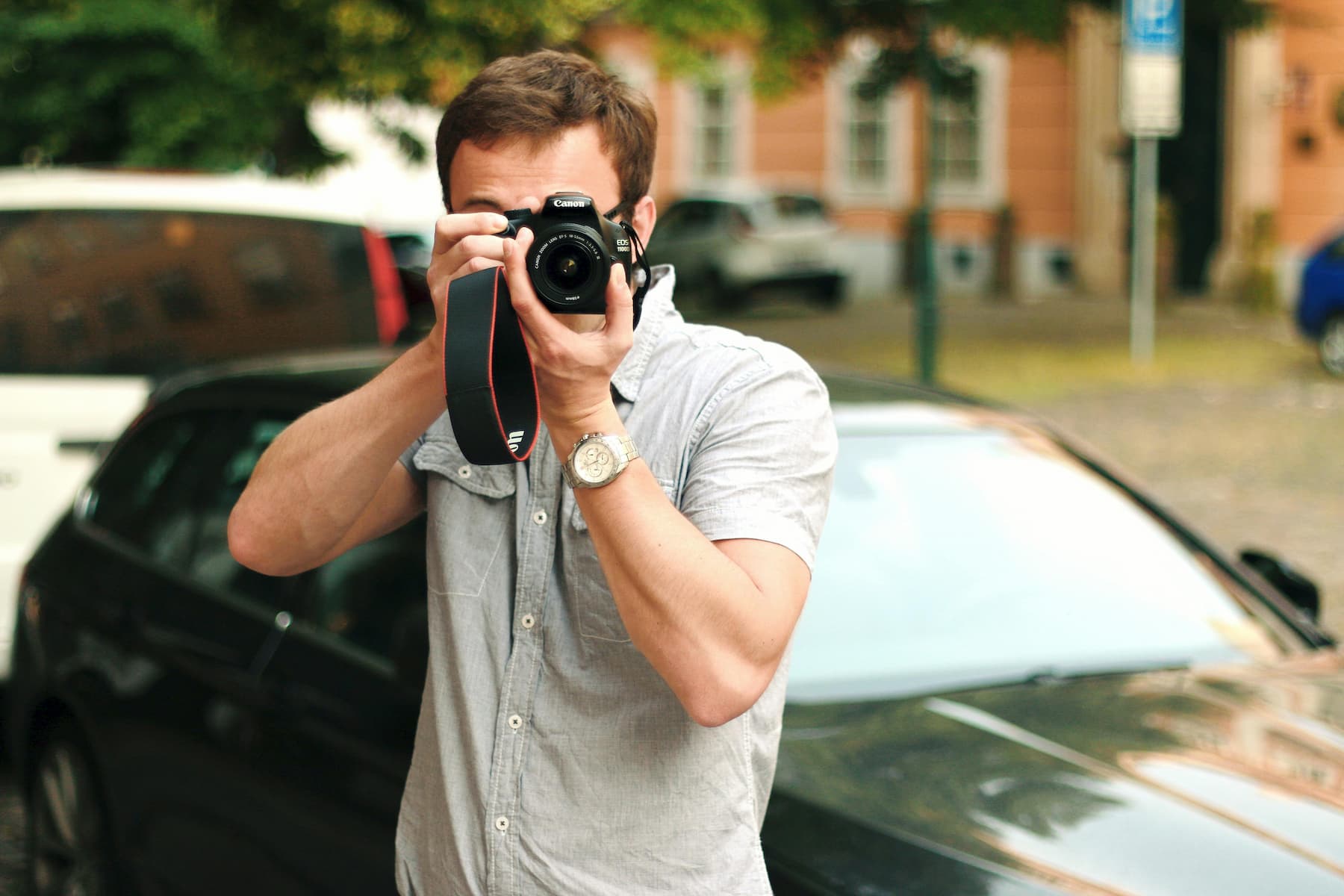 Homme photographe professionnel en action