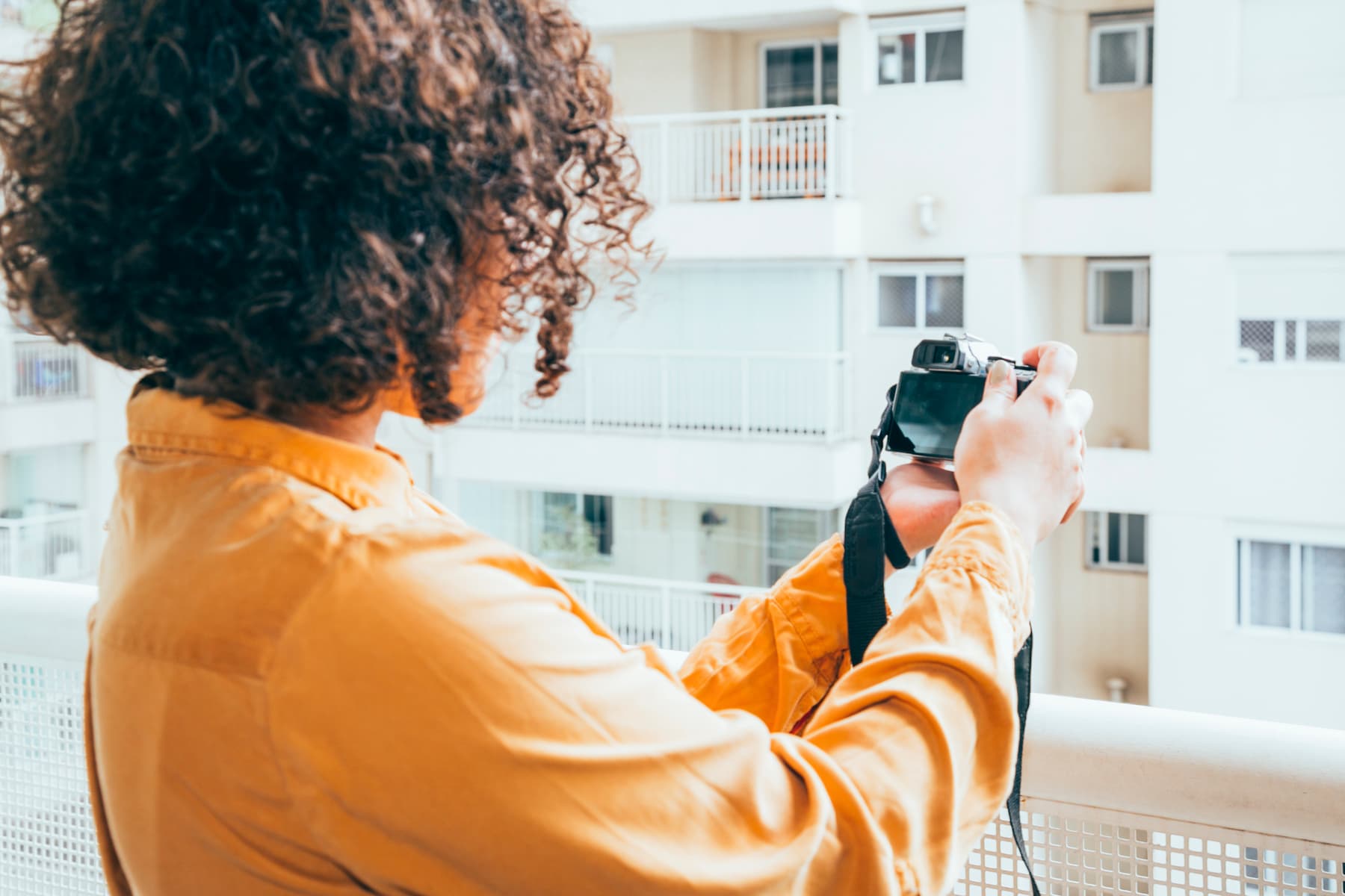 Jeune femme prenant des photos d'un immeuble