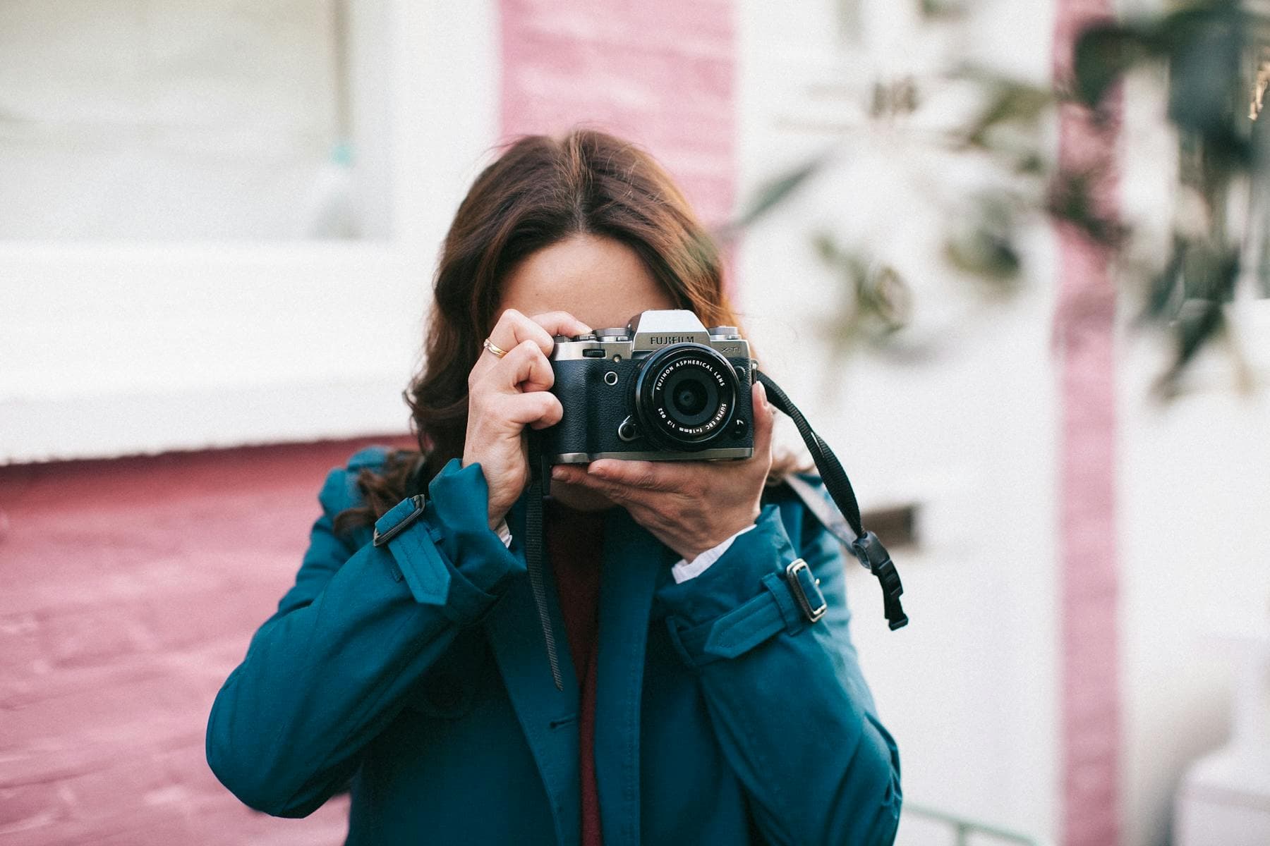 Jeune femme tenant dans ses mains un appareil photo