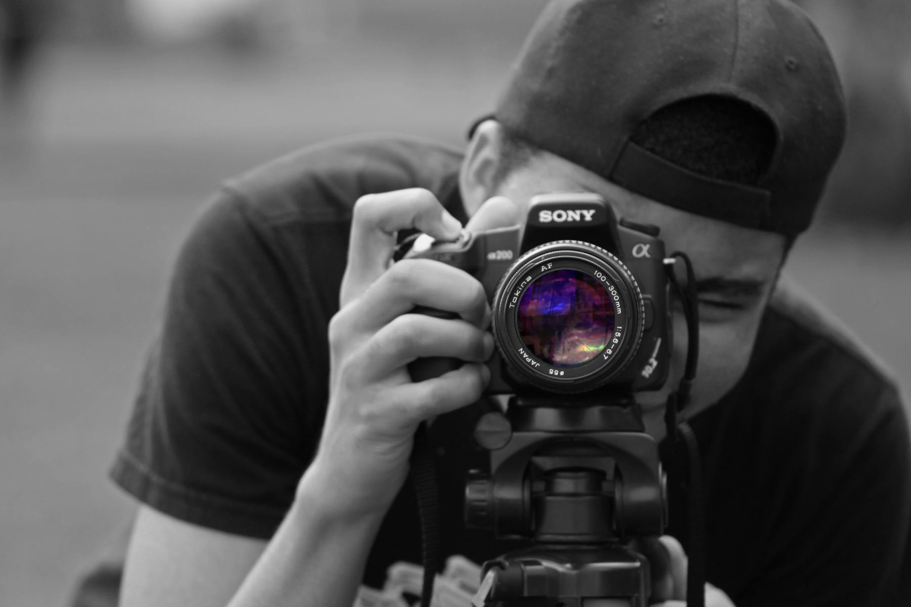 Jeune homme prenant une photo