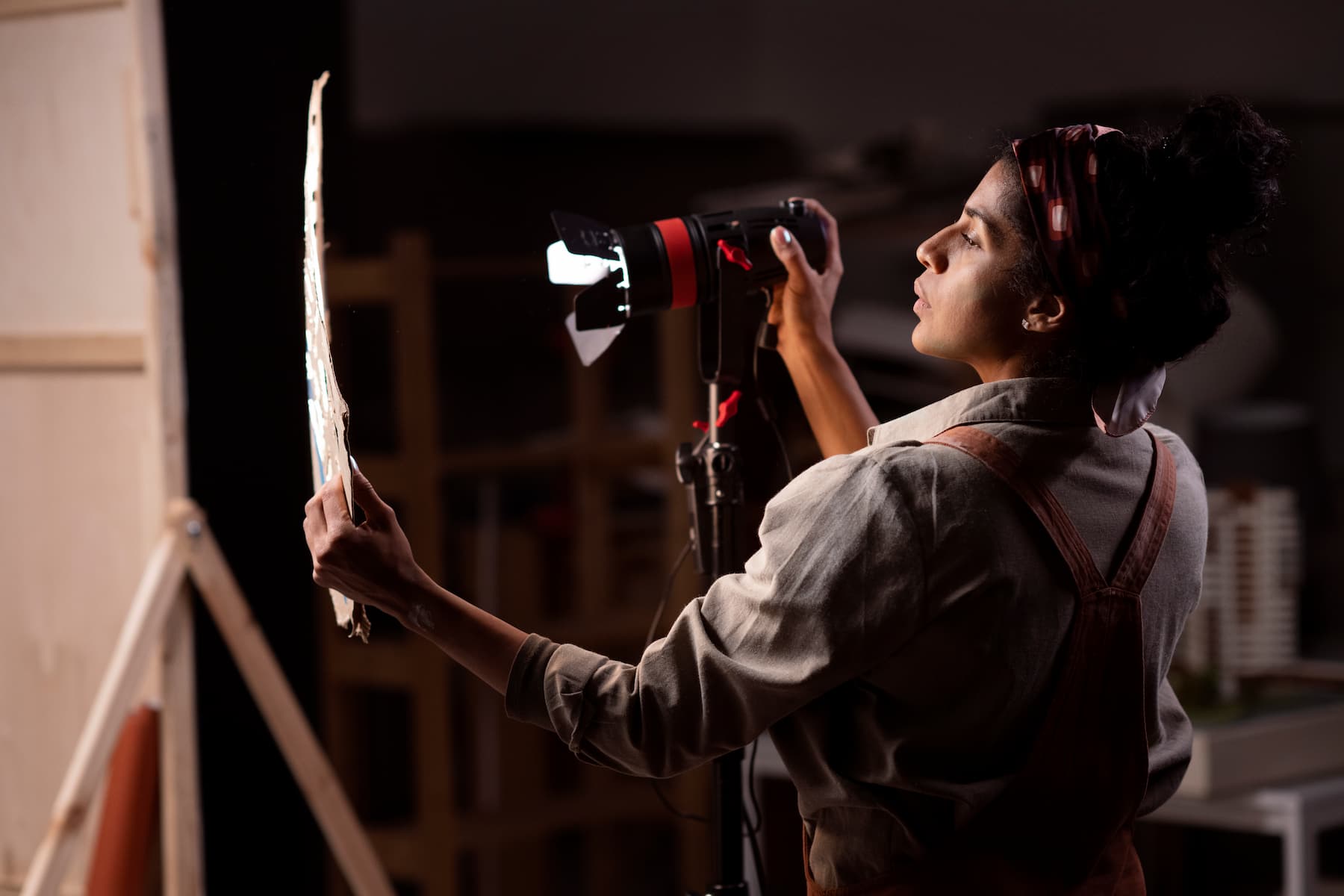 Femme joue avec la lumière pour faire des photos professionnelles