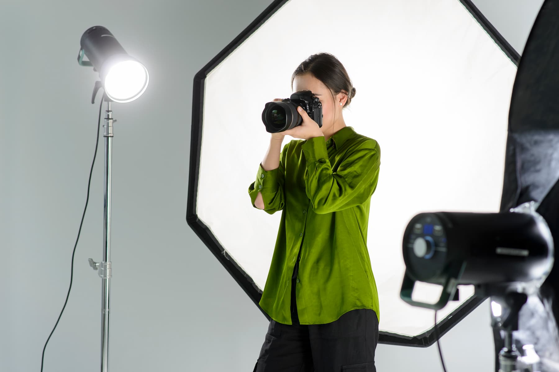 Femme prend des photos profesionnelles