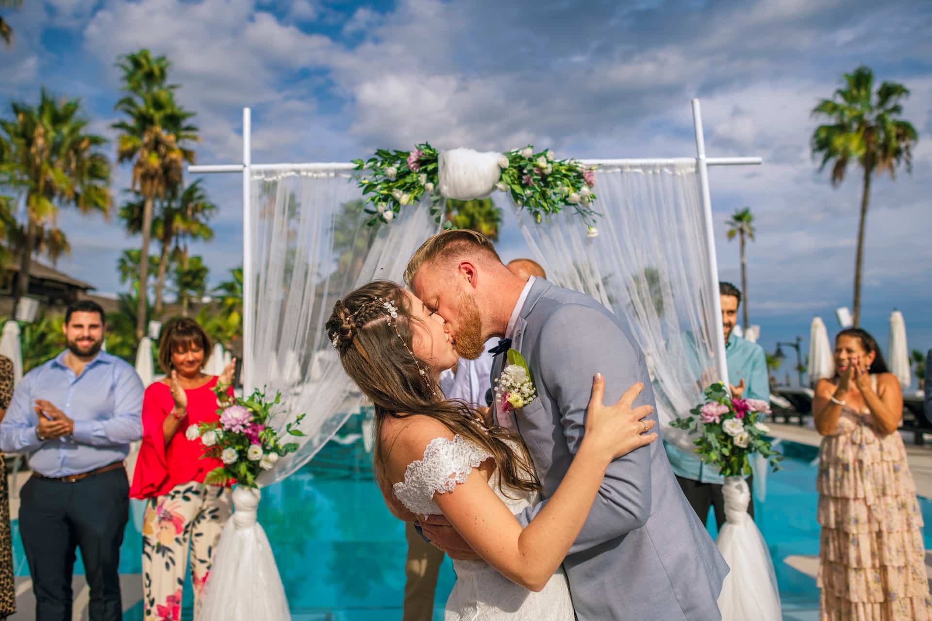 Mariage vous pouvez embrasser la mariée