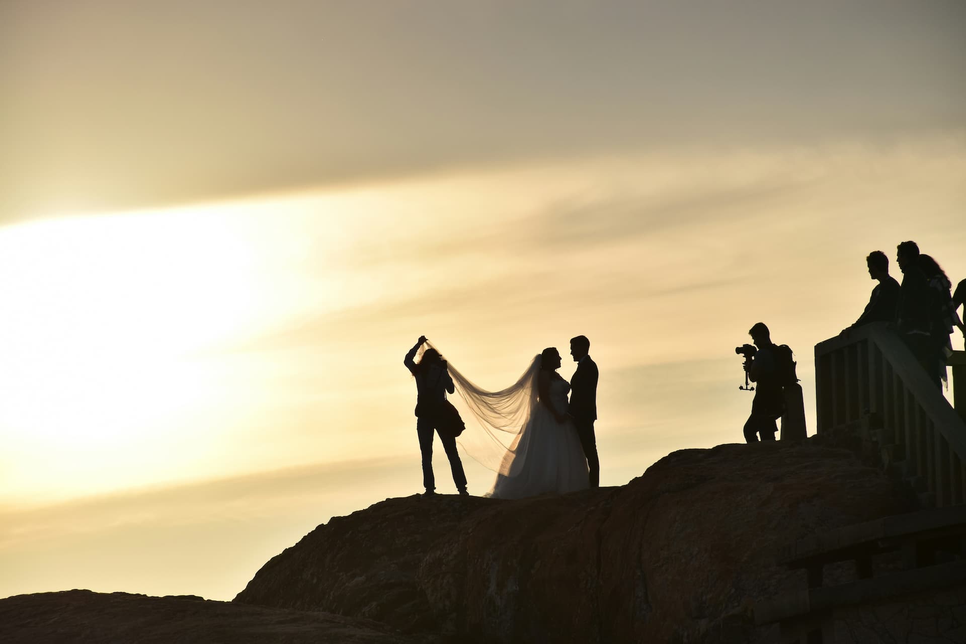 Photo de mariage devant le soleil couchant
