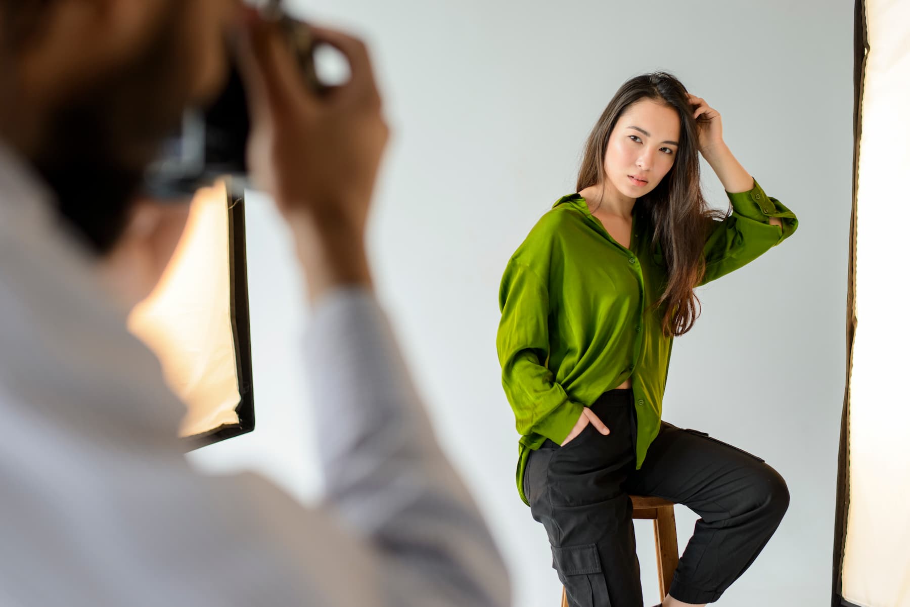 Gros plan d'un homme prenant des photos professionnelles de mode