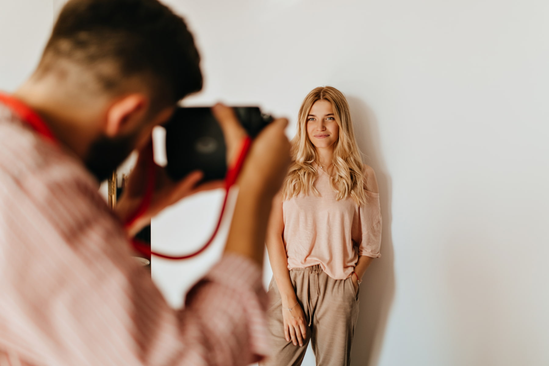 Homme prenant des photos de mode sur un modele féminin