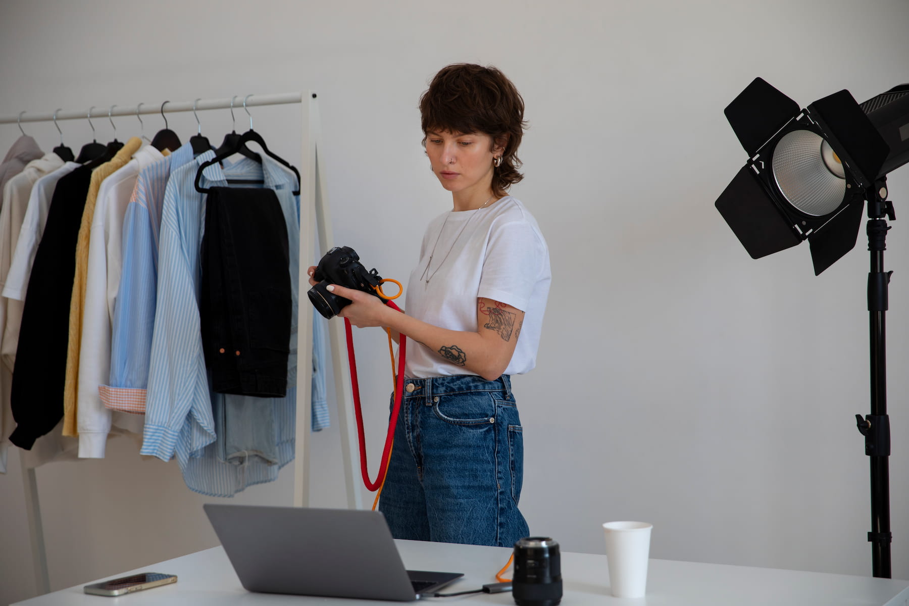 Photographe spécialisé de mode prenant des photos