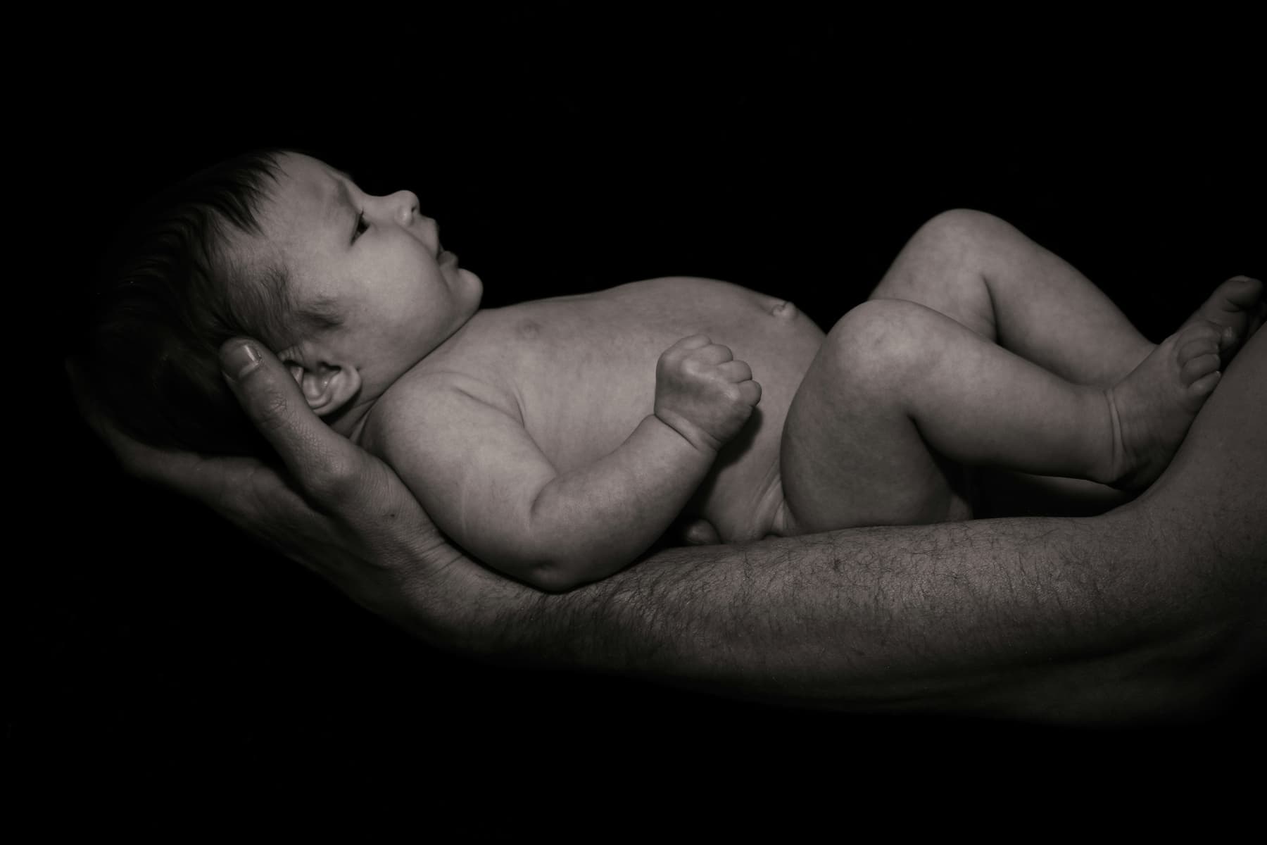 Photo nourrisson dans les bras de son papa