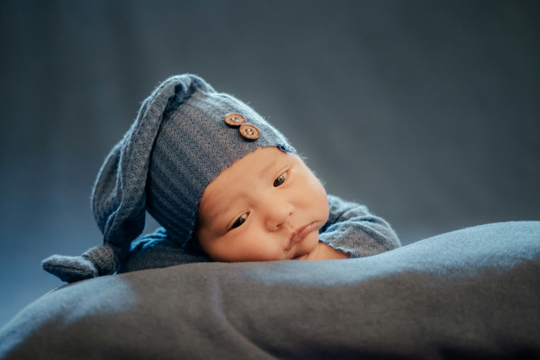 Photo nourrisson de face avec bonnet bleu