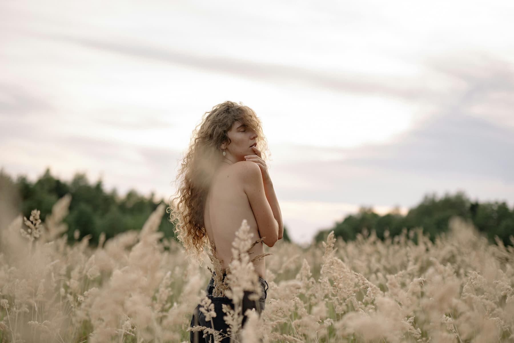Femme nue de profil dans les champs