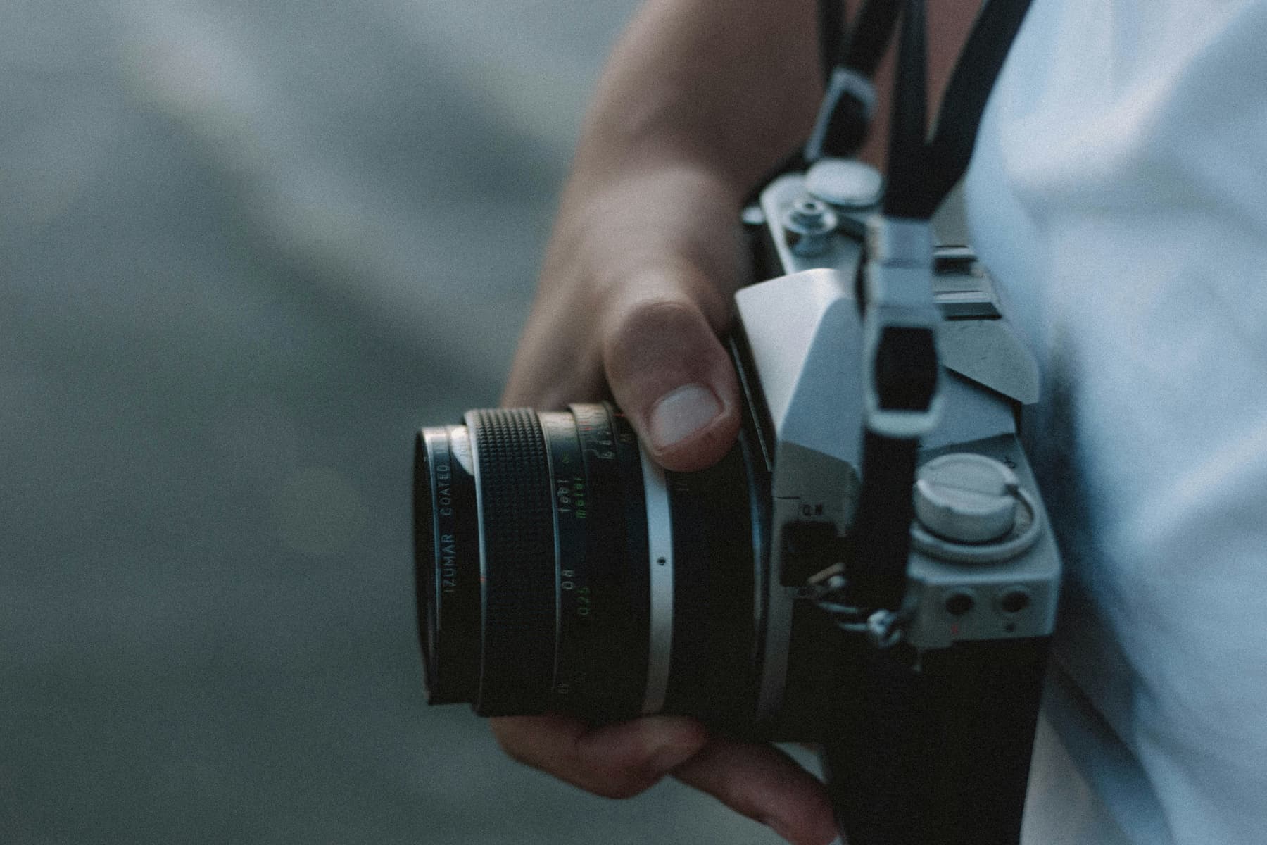 Photographe tenant dans ses mains un appareil photo