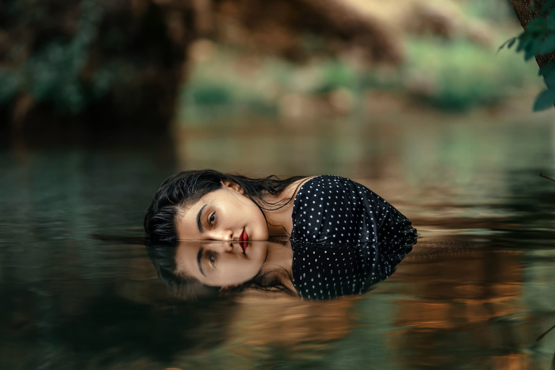 Portrait femme dans l'eau