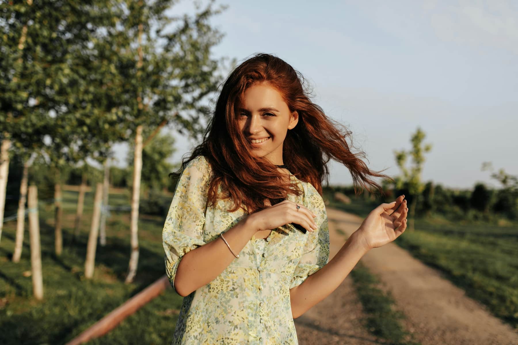 Portrait femme joyeuse dans les champs
