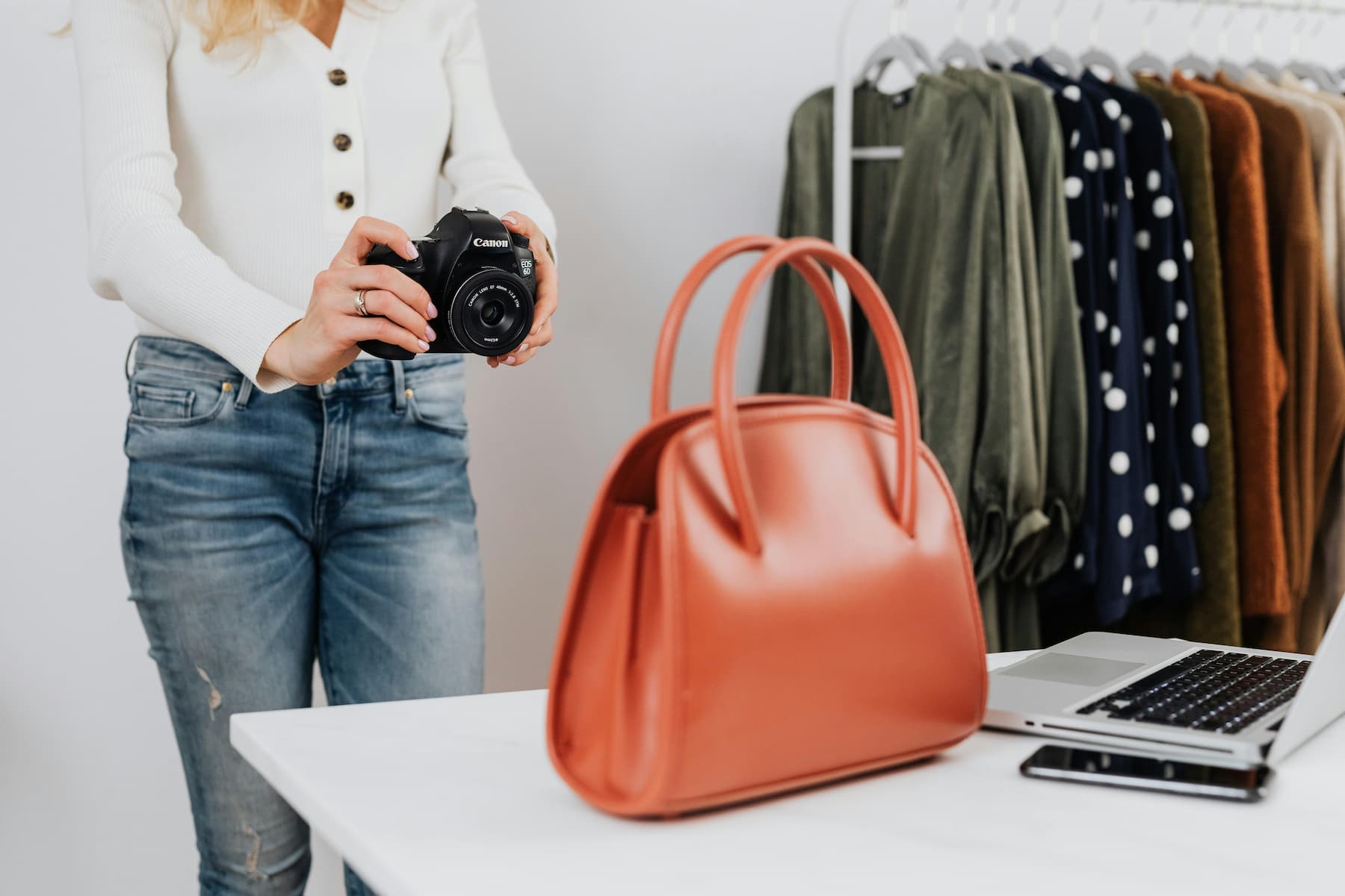 Femme prenant des photos d'un sac à main