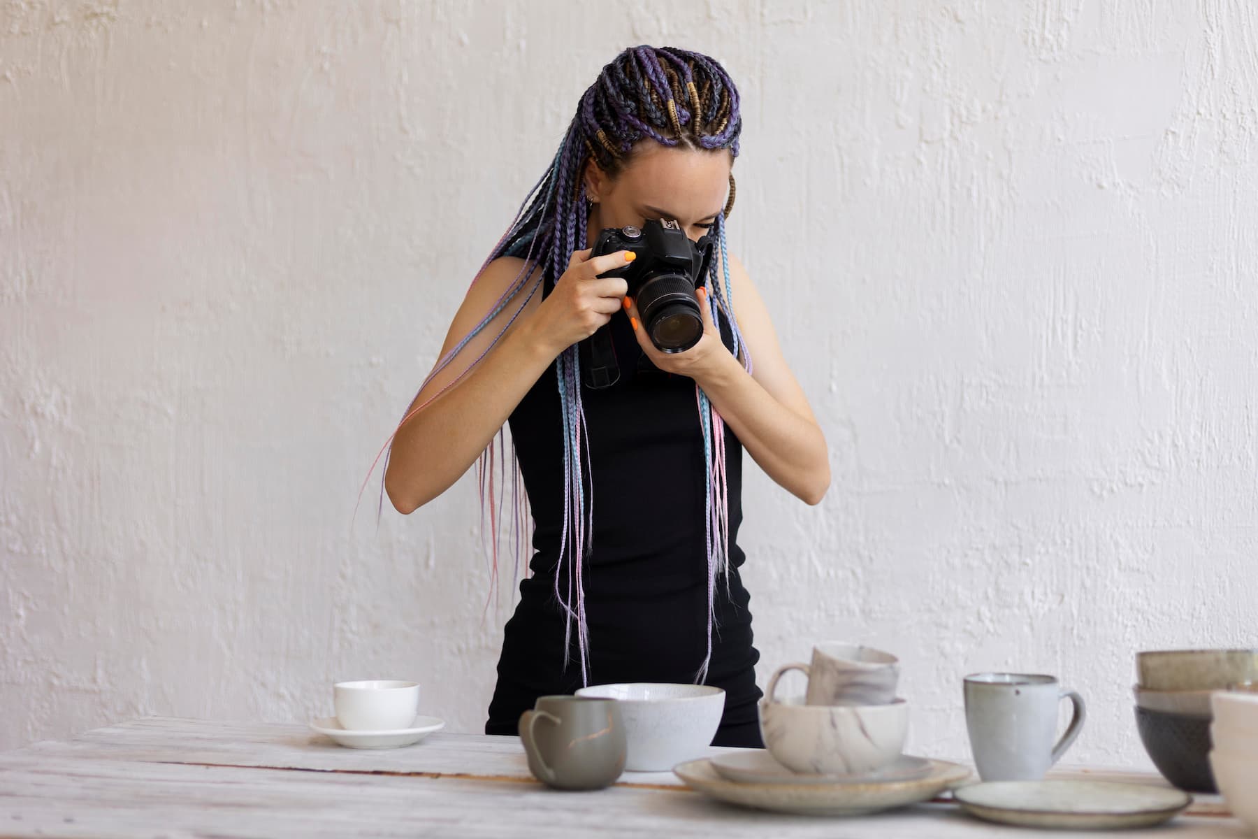 Femme prenant des photos de produits ustensiles de cuisine