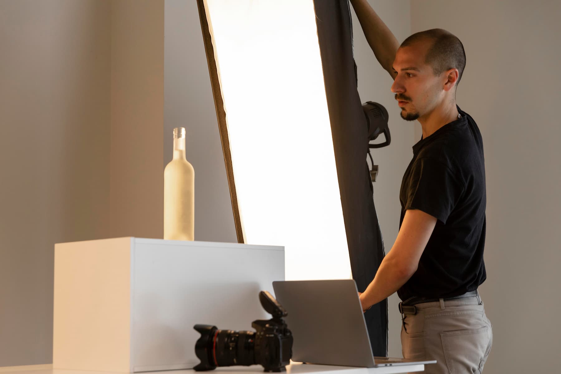 Homme faisant la photographie de produits