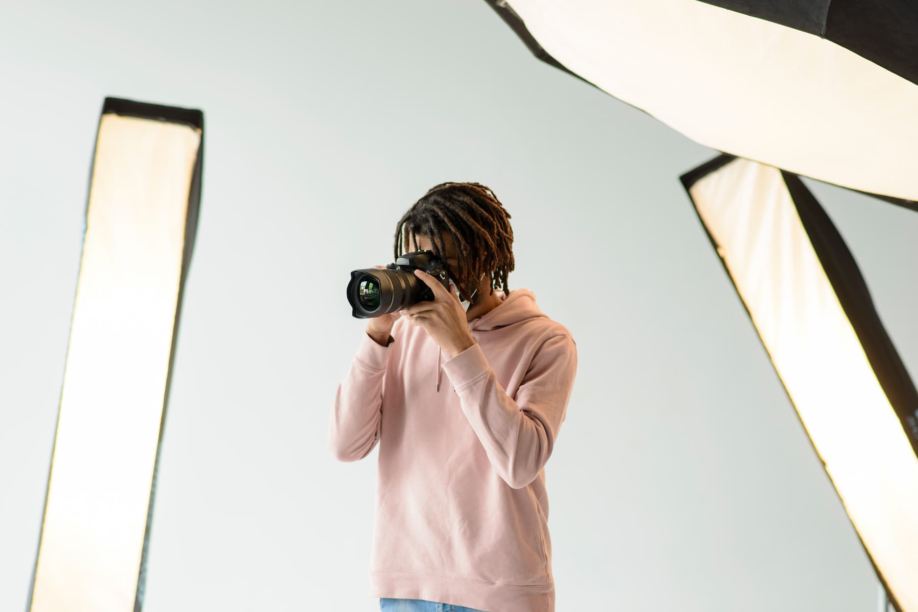 Photographe en gros plan qui prend des photos