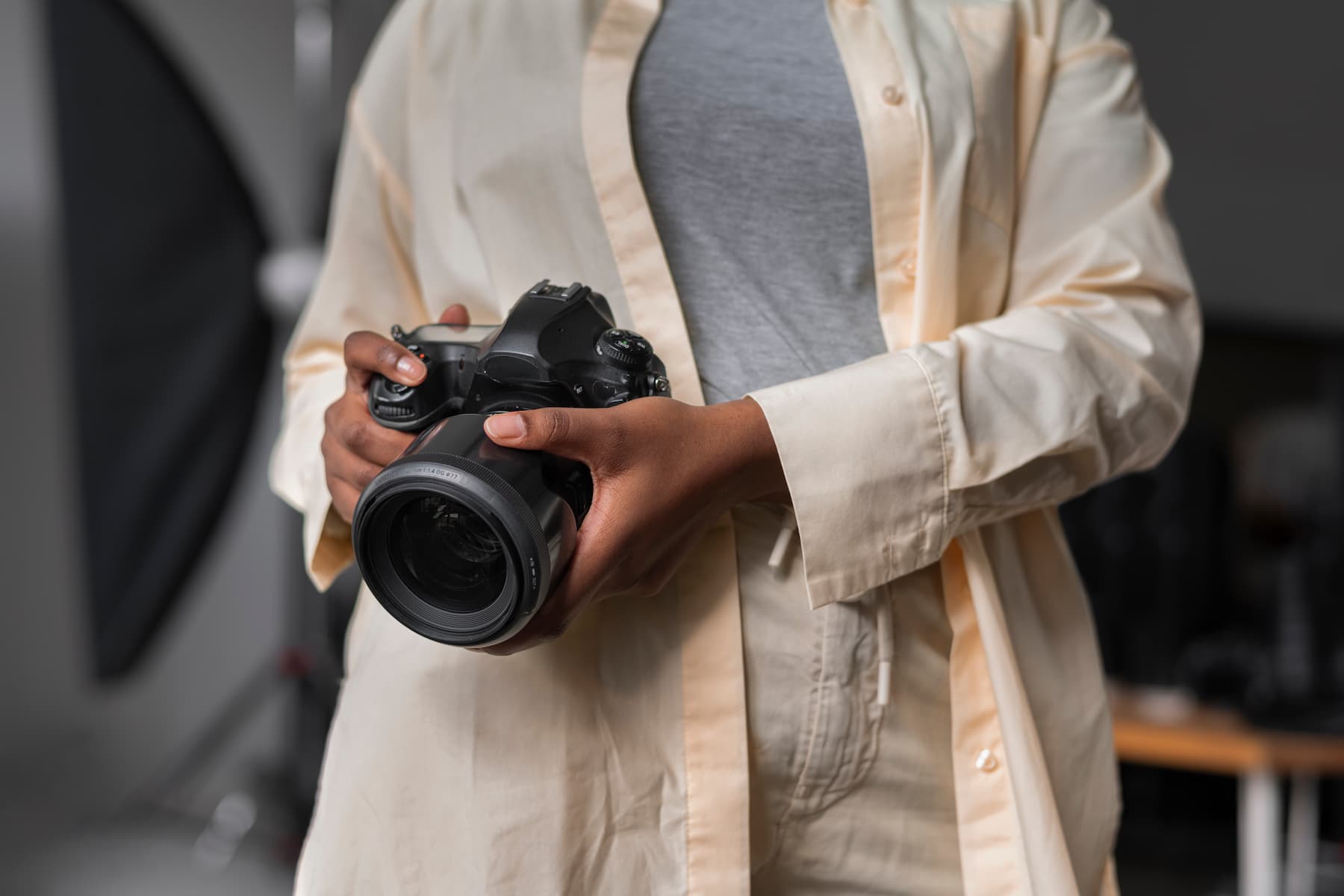 Vue de face d'une femme tenant un appareil photo dans ses mains