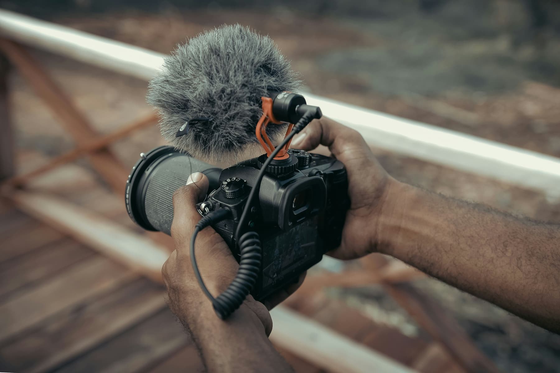 Homme tenant un appareil photo professionnel dans ses mains