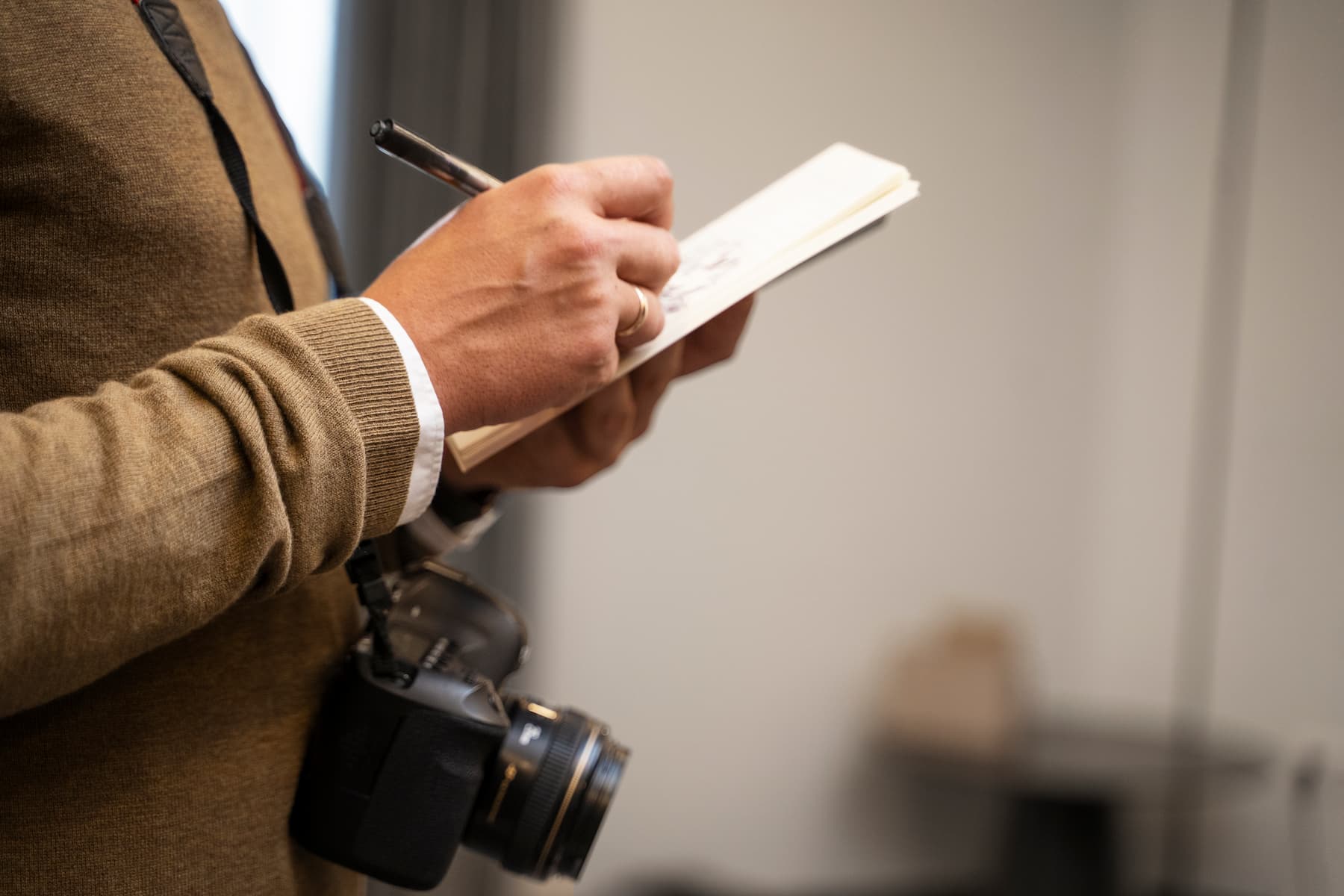 Photographe professionnel prenant des notes pour un reportage photo