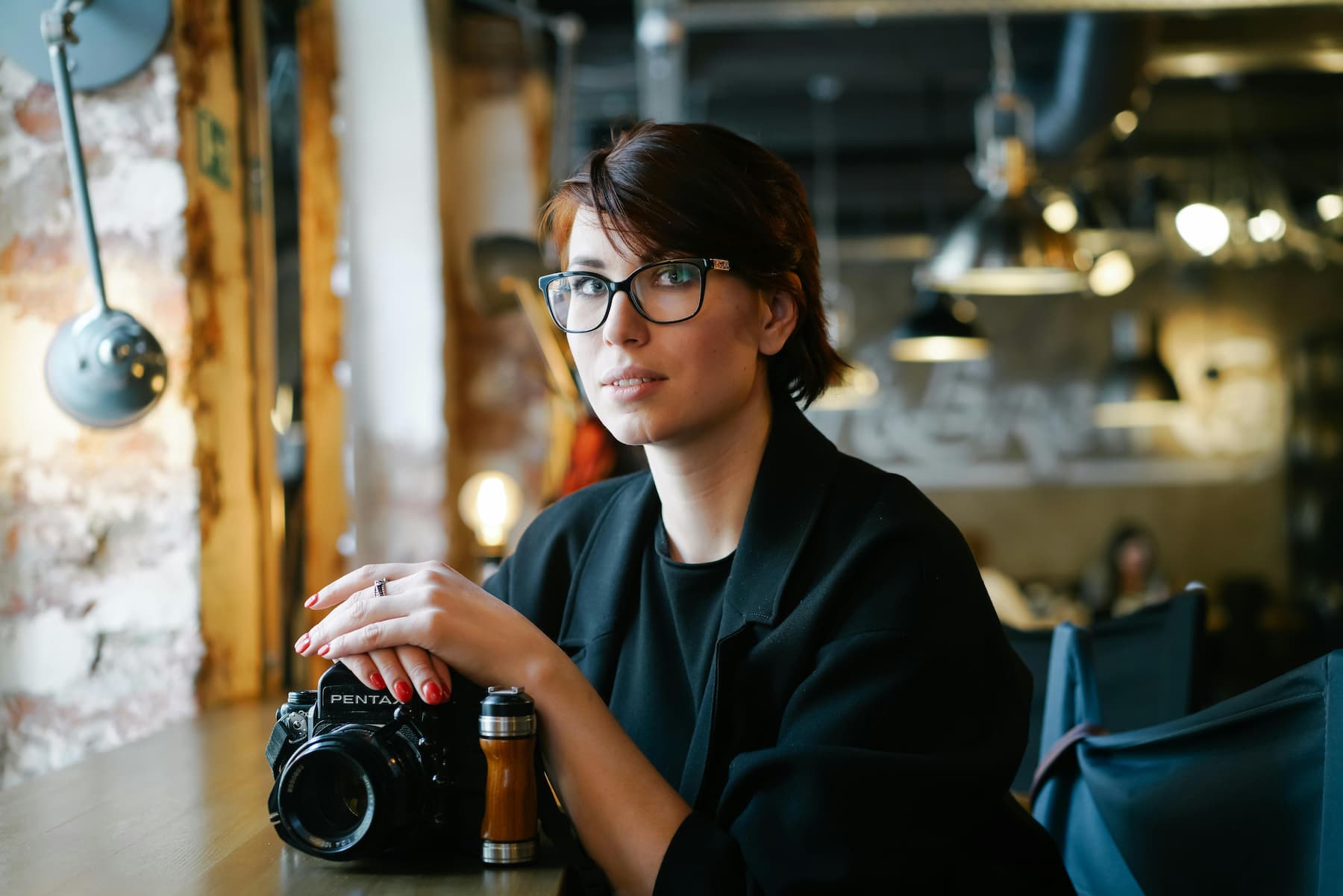 Photographe avec son matériel dans un restaurant