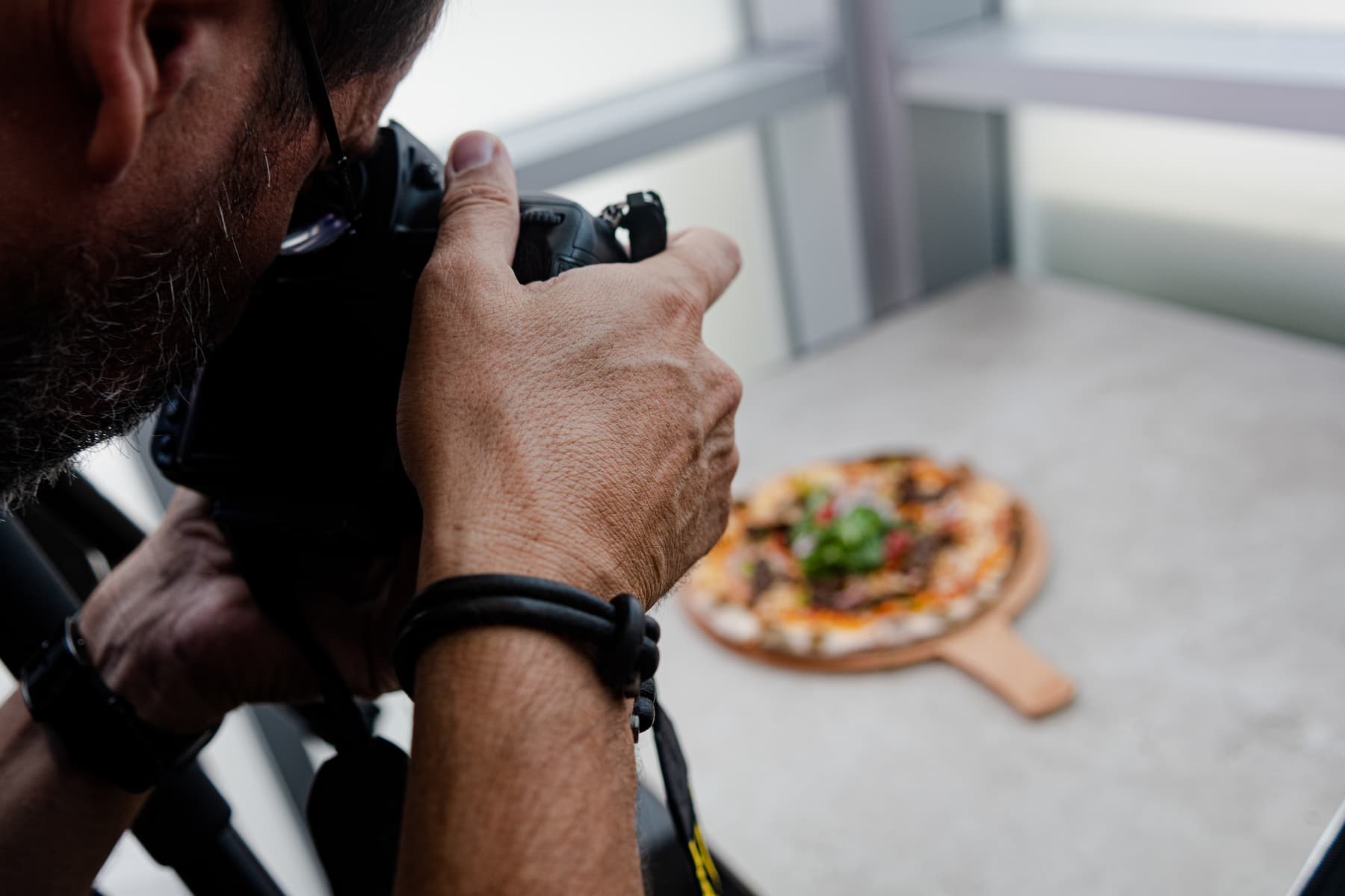 Photographe prend en photo des plats de la carte d'un restaurant