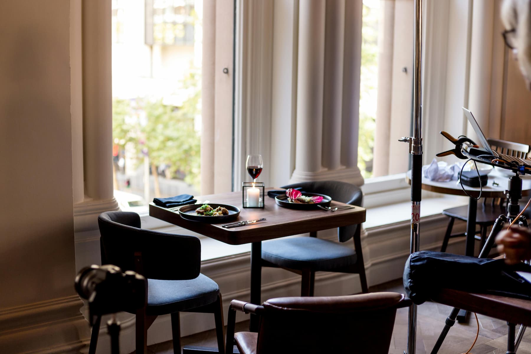 Photographe prend en photo une table au restaurant avec des plats