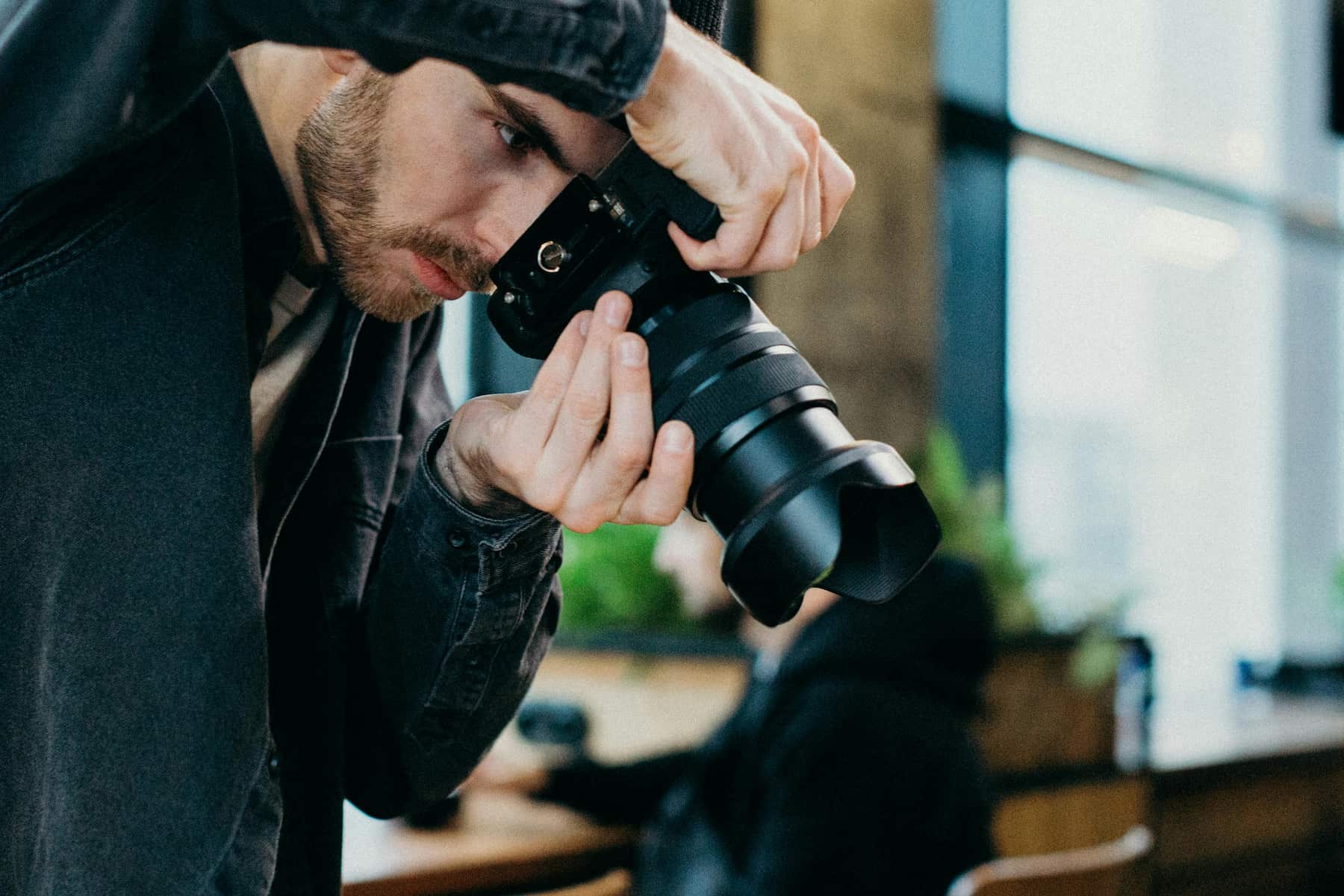 Photographe en action en intérieur