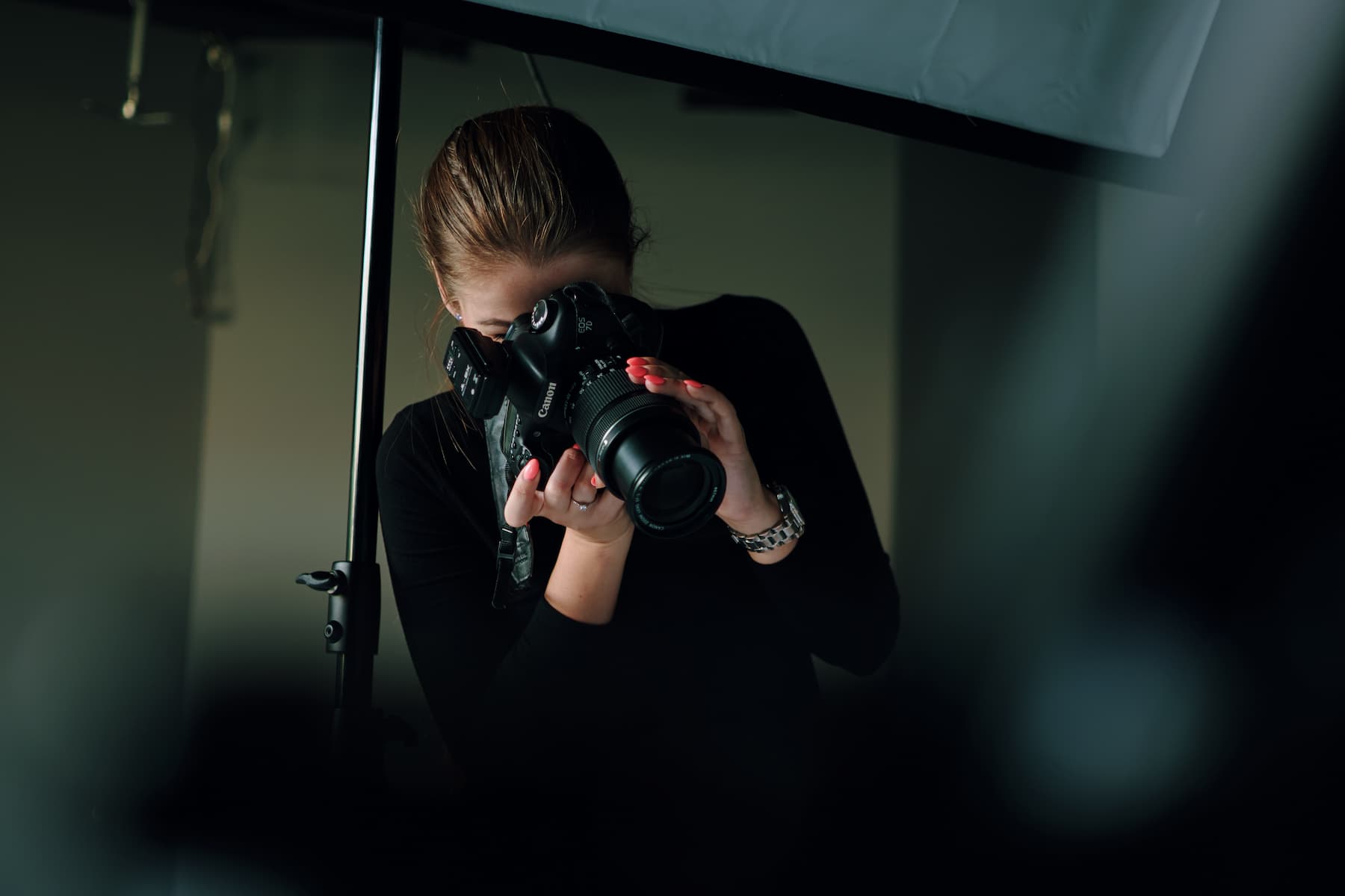 Femme prenant une photo en action
