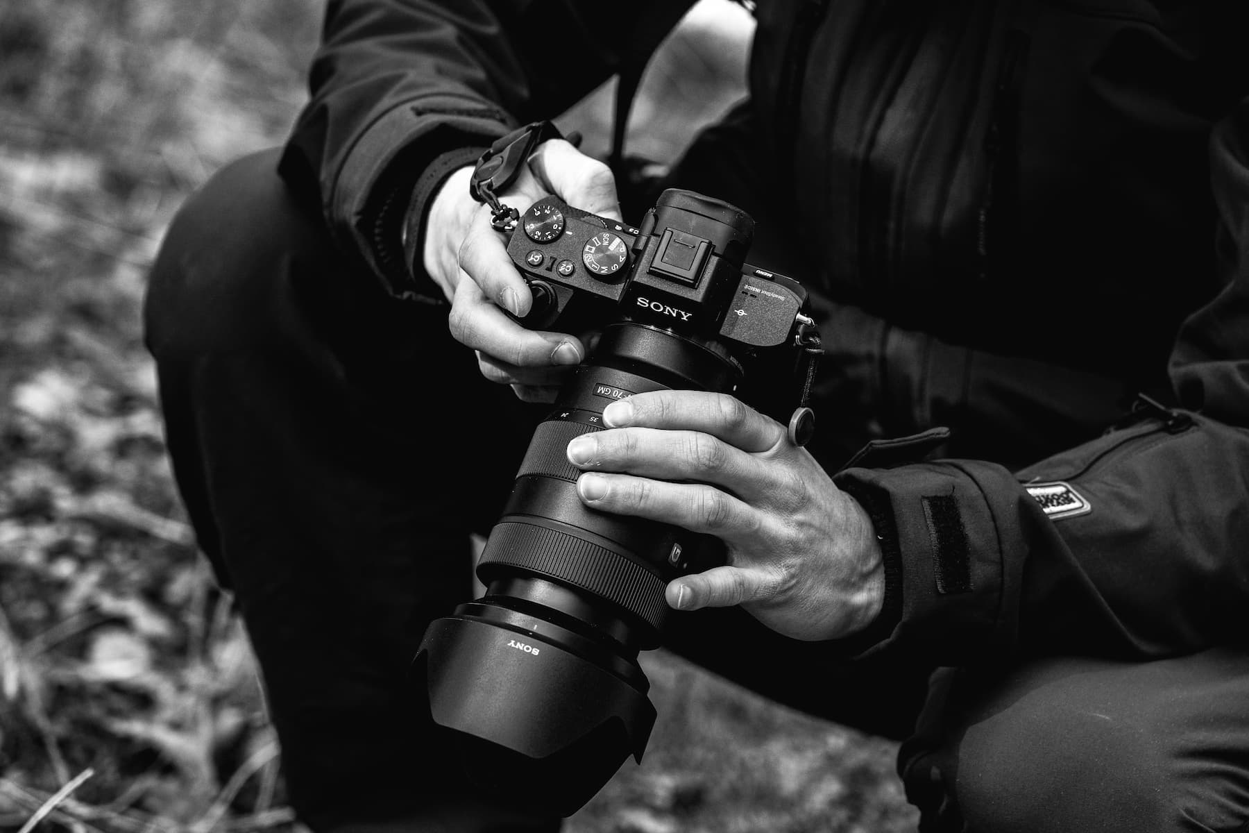 Homme regardant des photos sur l'appareil photo