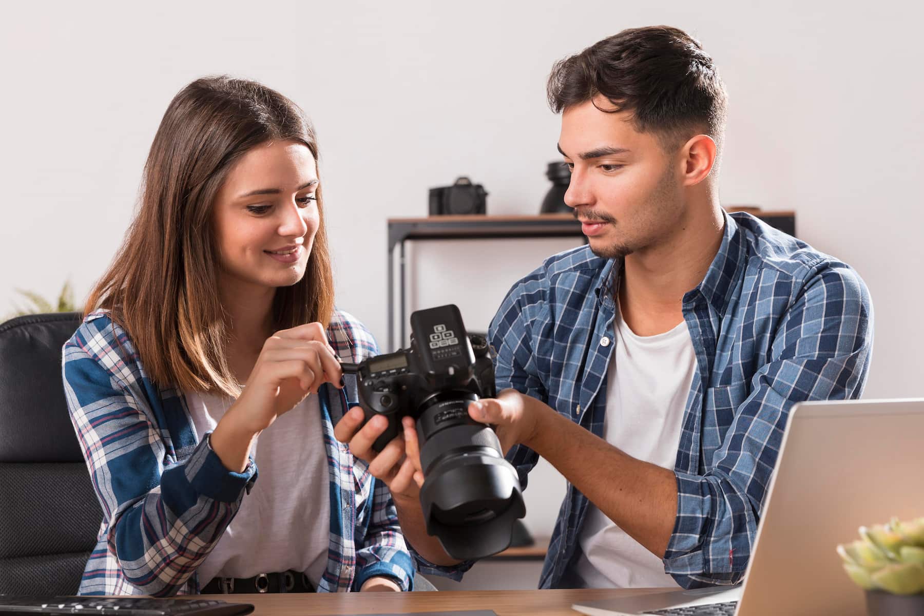 Vue de face des personnes regargant des photos sur l'appreil photo
