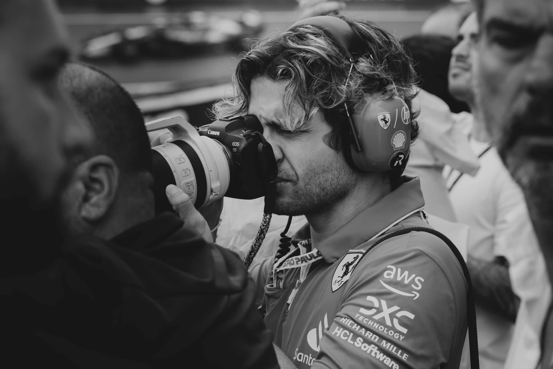 Photographe professionnel concentré en pleine action