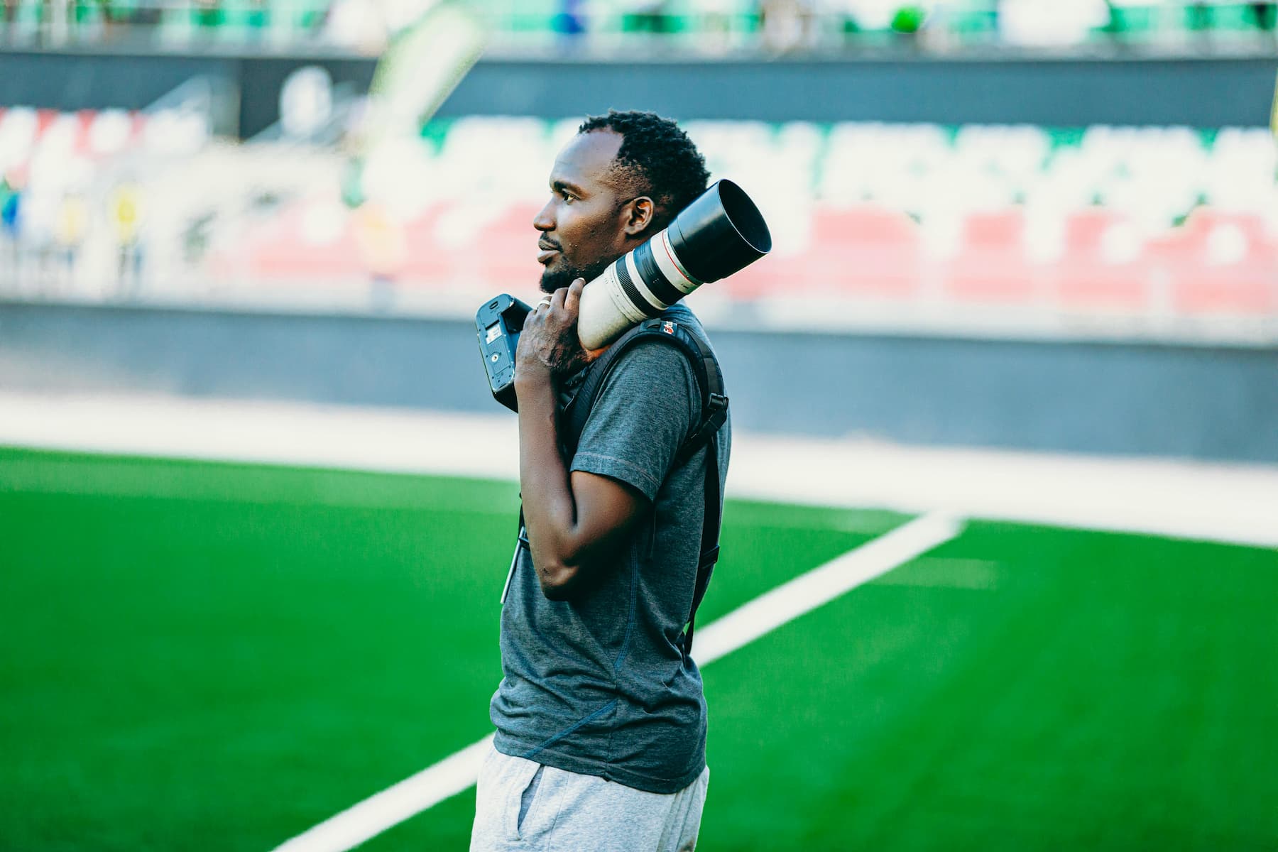 Photographe professionnel dans un stade