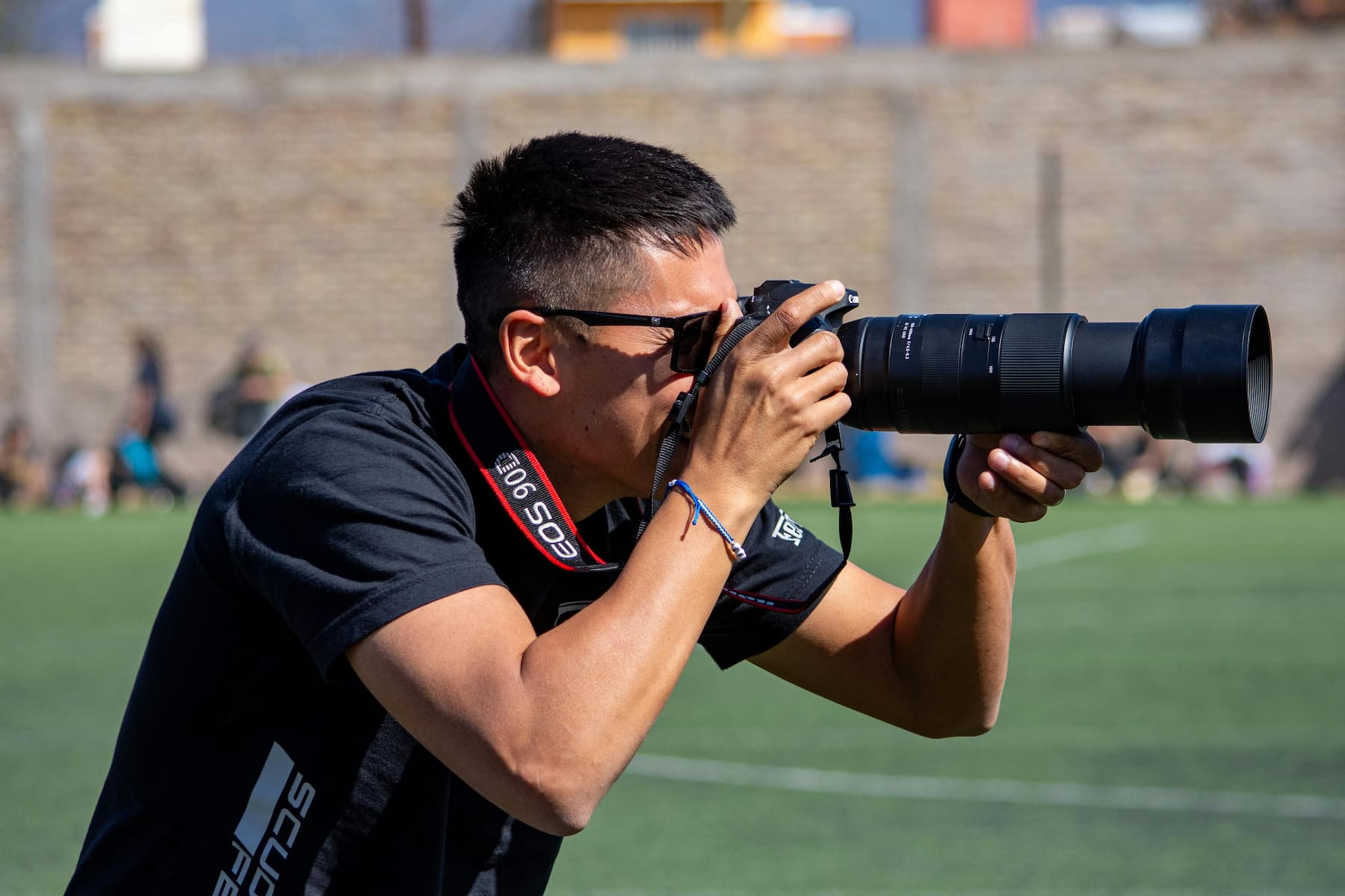 Photographe professionnel pendant un match sportif