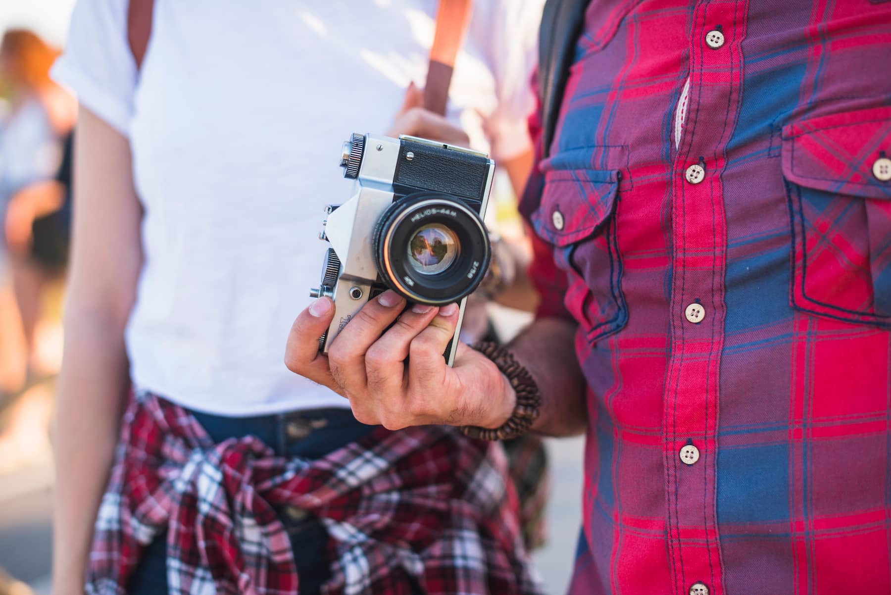Photographe tenant dans ses mains un appareil photo