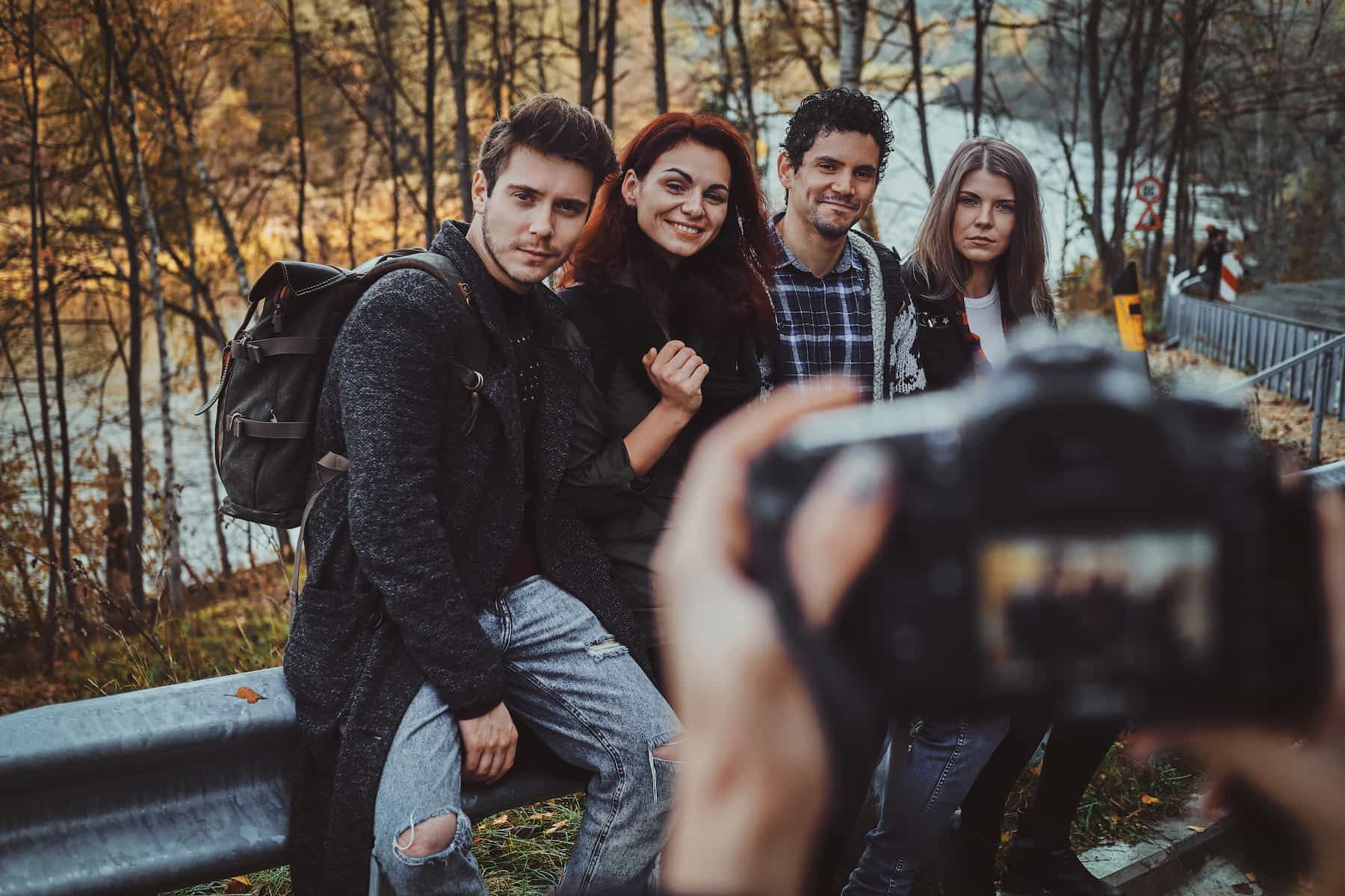 Zoom sur un groupe d'amis en pleine nature