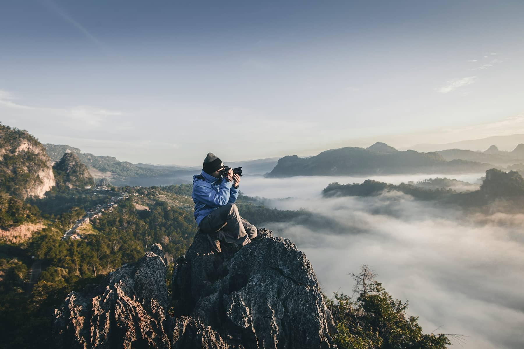 Voyageuse assise qui prend-en-photo-les montagnes