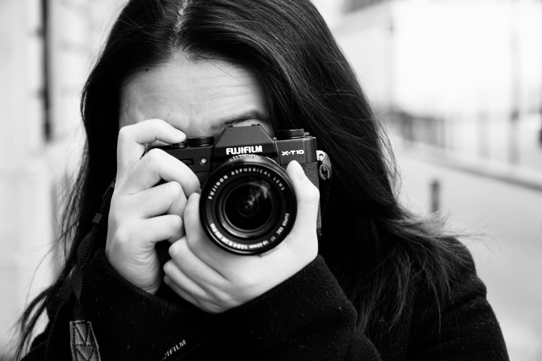 Femme prenant des photos en extérieur