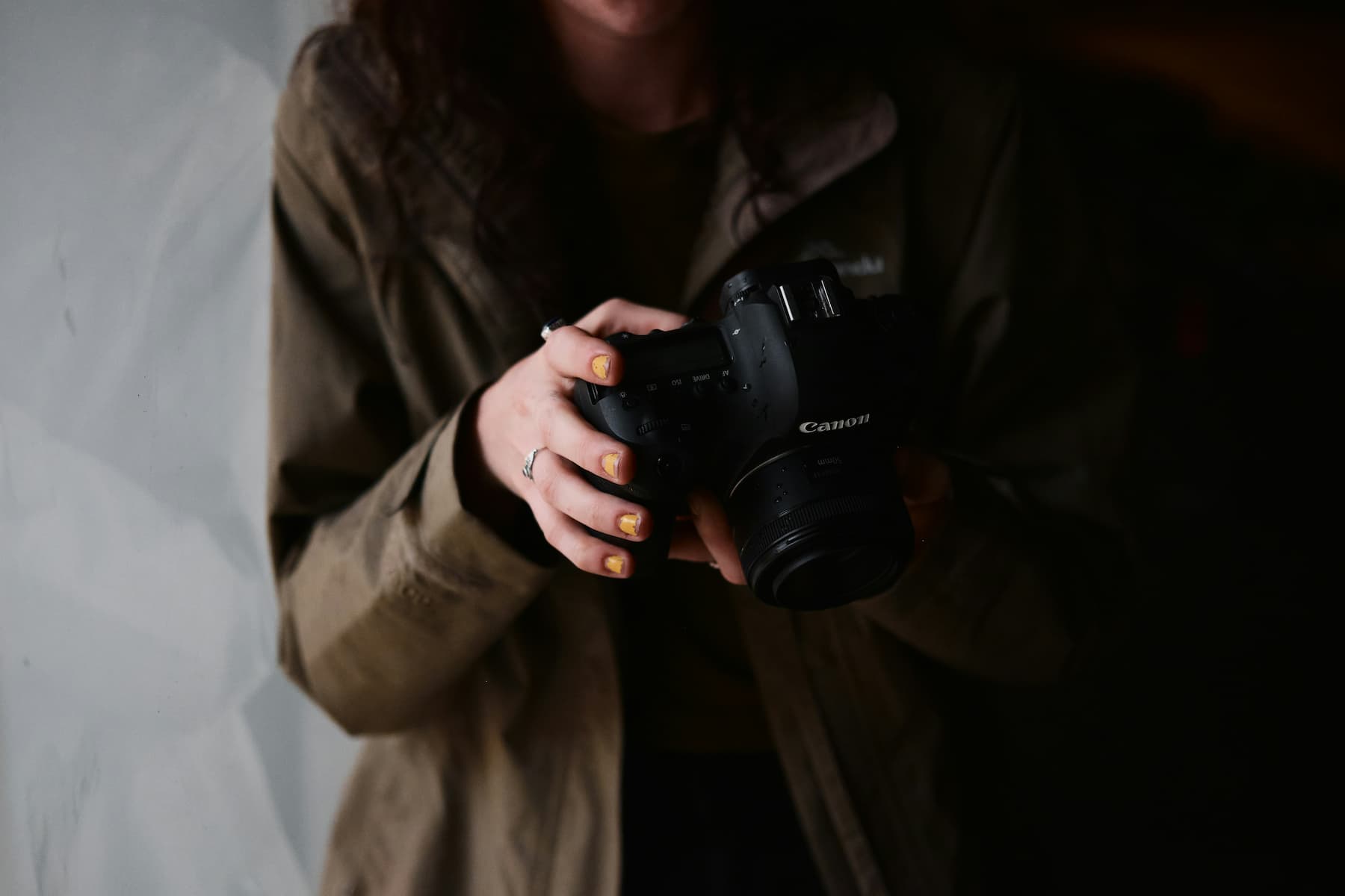 Femme regardant ses photos sur son appareil photo