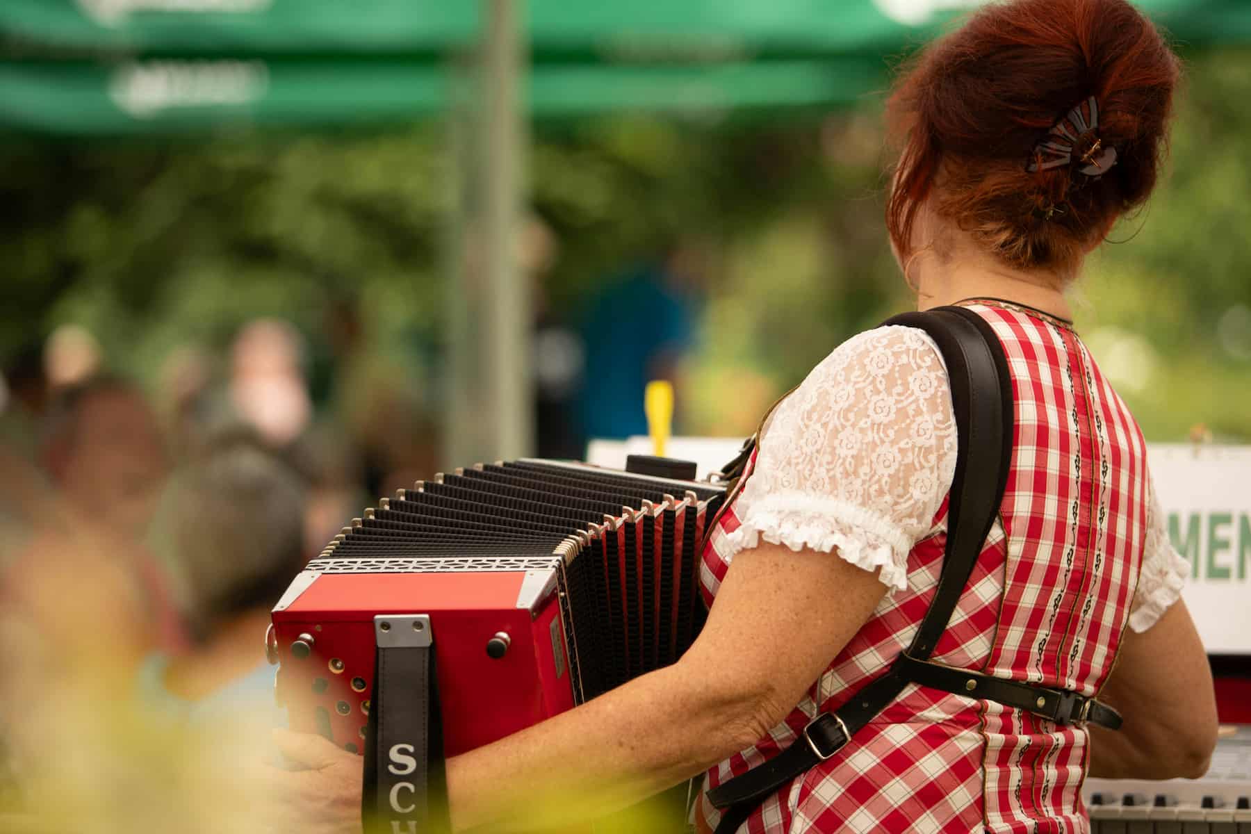 Femme jouant de l'accordéon